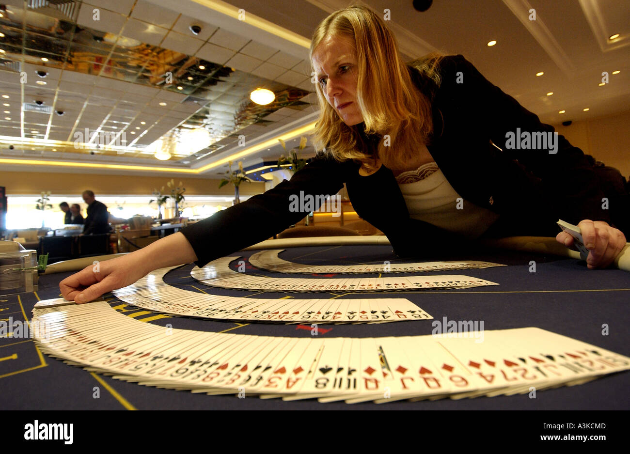 Ein Croupier prüft ihre Karten, bevor die Tage im Rendezvous Casino in Brighton Marina Village spielen Stockfoto