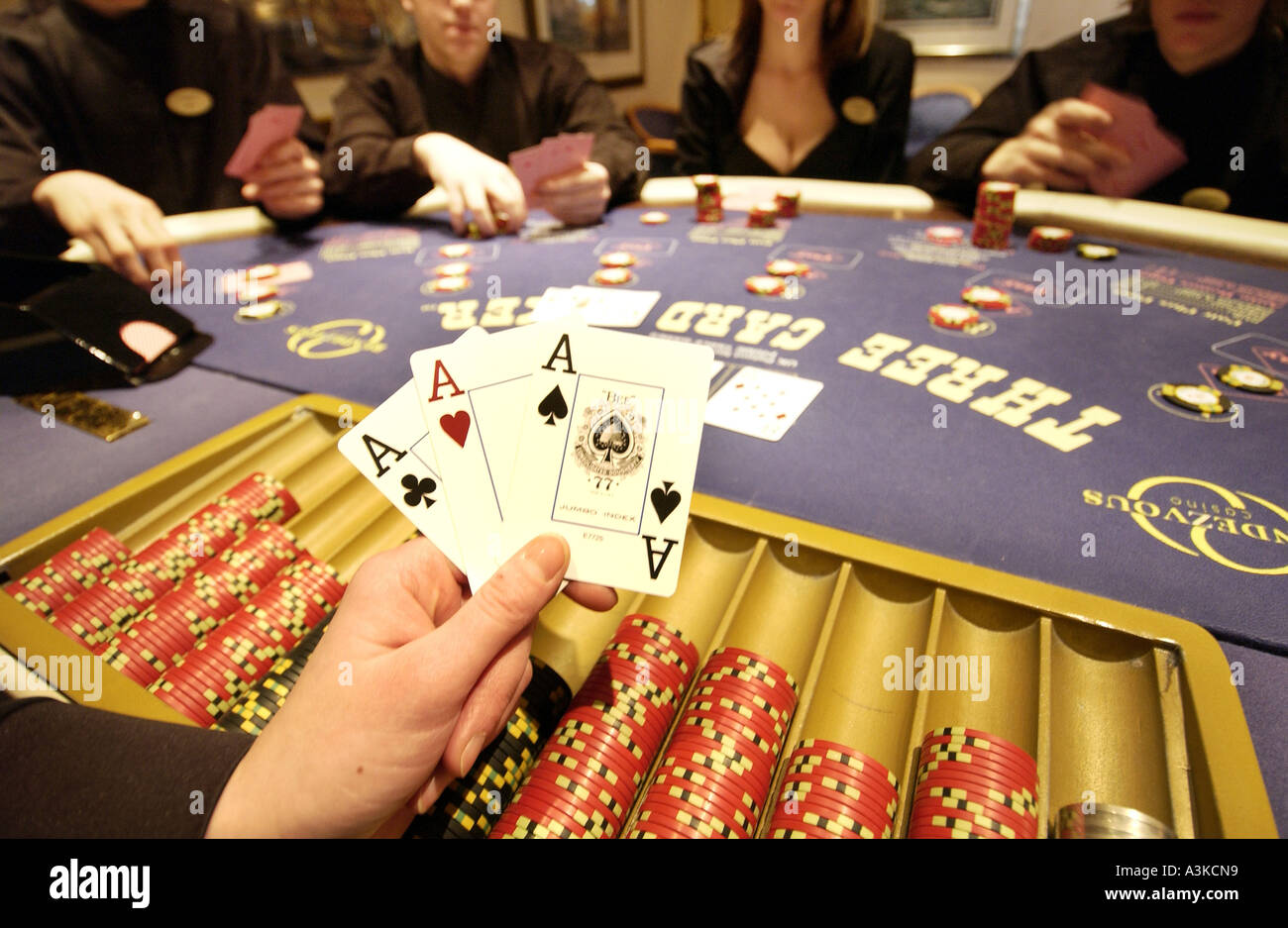 Ein Croupier zeigt ihre Karten am Pokertisch im Rendezvous Casino in Brighton Marina Village Stockfoto