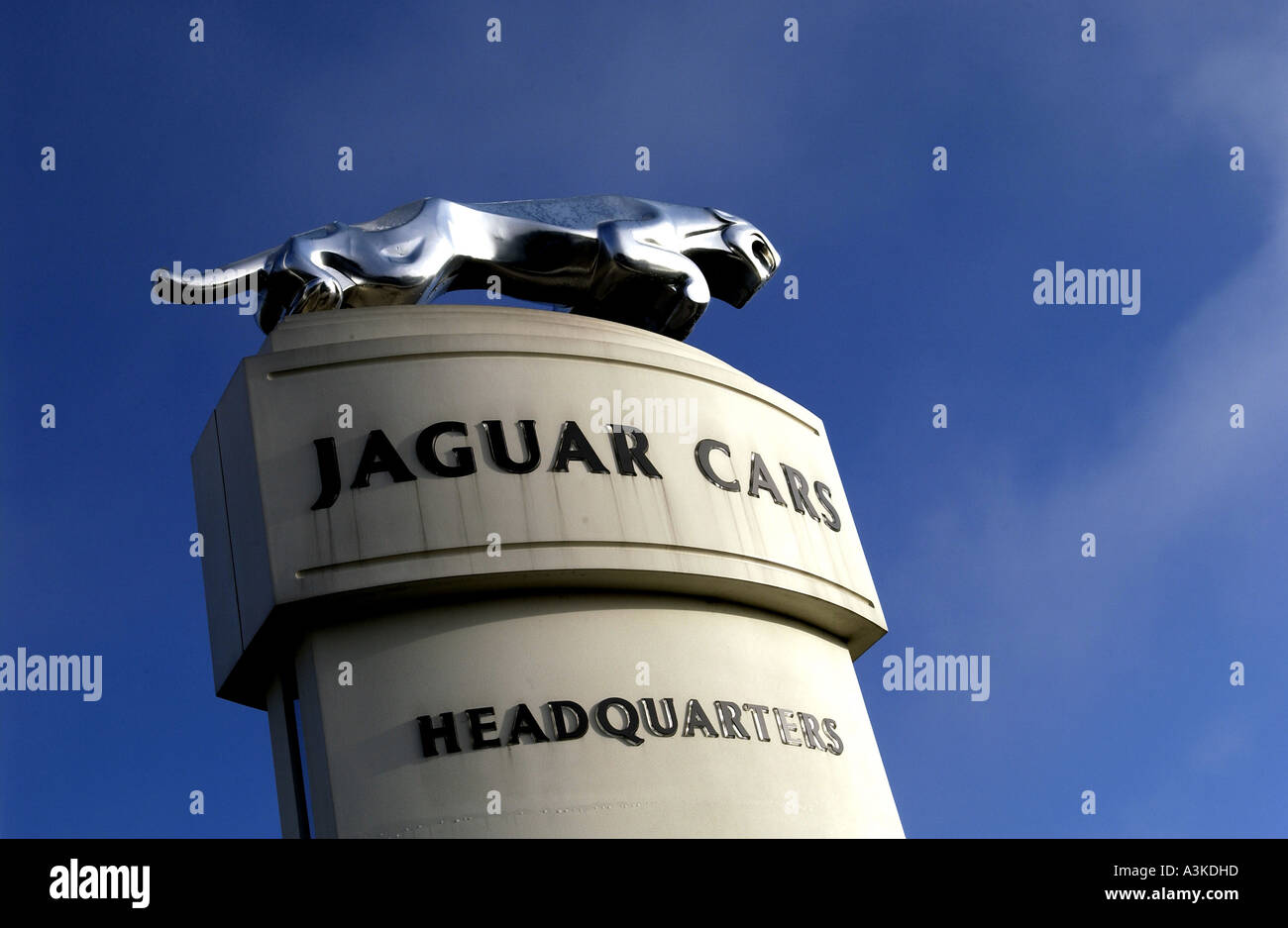 Jaguar Auto Symbol The Leaper auf einem Sockel über das Werk Browns Lane in Coventry, Warwickshire Stockfoto