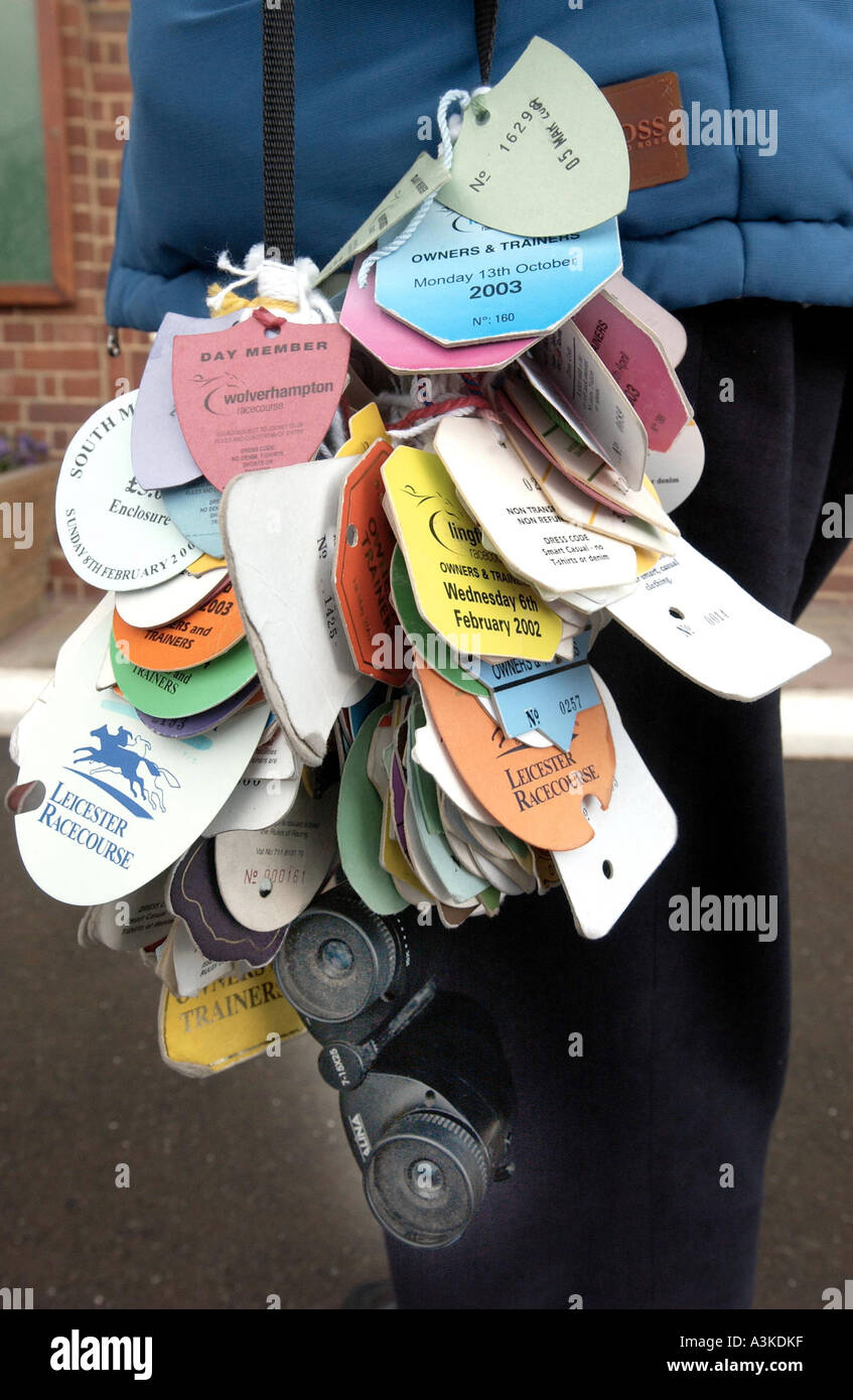 Riesige Multi-Beschriftungsfeldern Bündel von Rennen Tageskarten an einem Punter Fernglas gebunden. Stockfoto