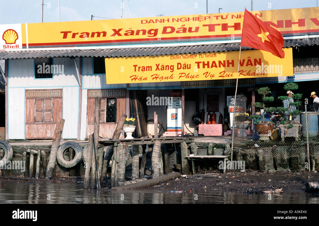 Shell-Tankstelle für den Fluss Mekong im Mekong-Delta im Süden Vietnams verkehrenden Schiffe. Stockfoto