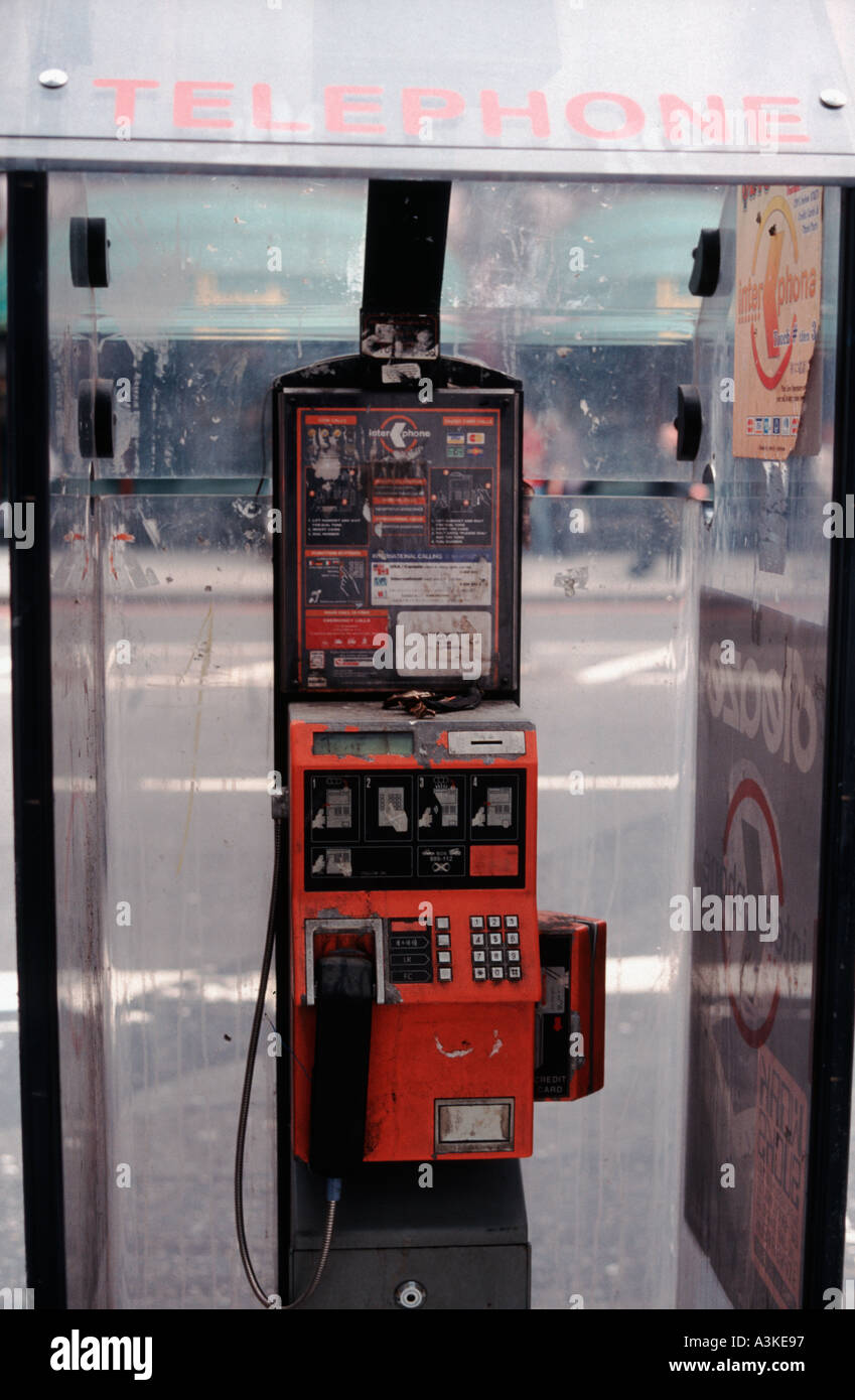 Stillgelegten öffentliches Telefon in Knightsbridge London gegenüber protzigen Shop Harrods Stockfoto