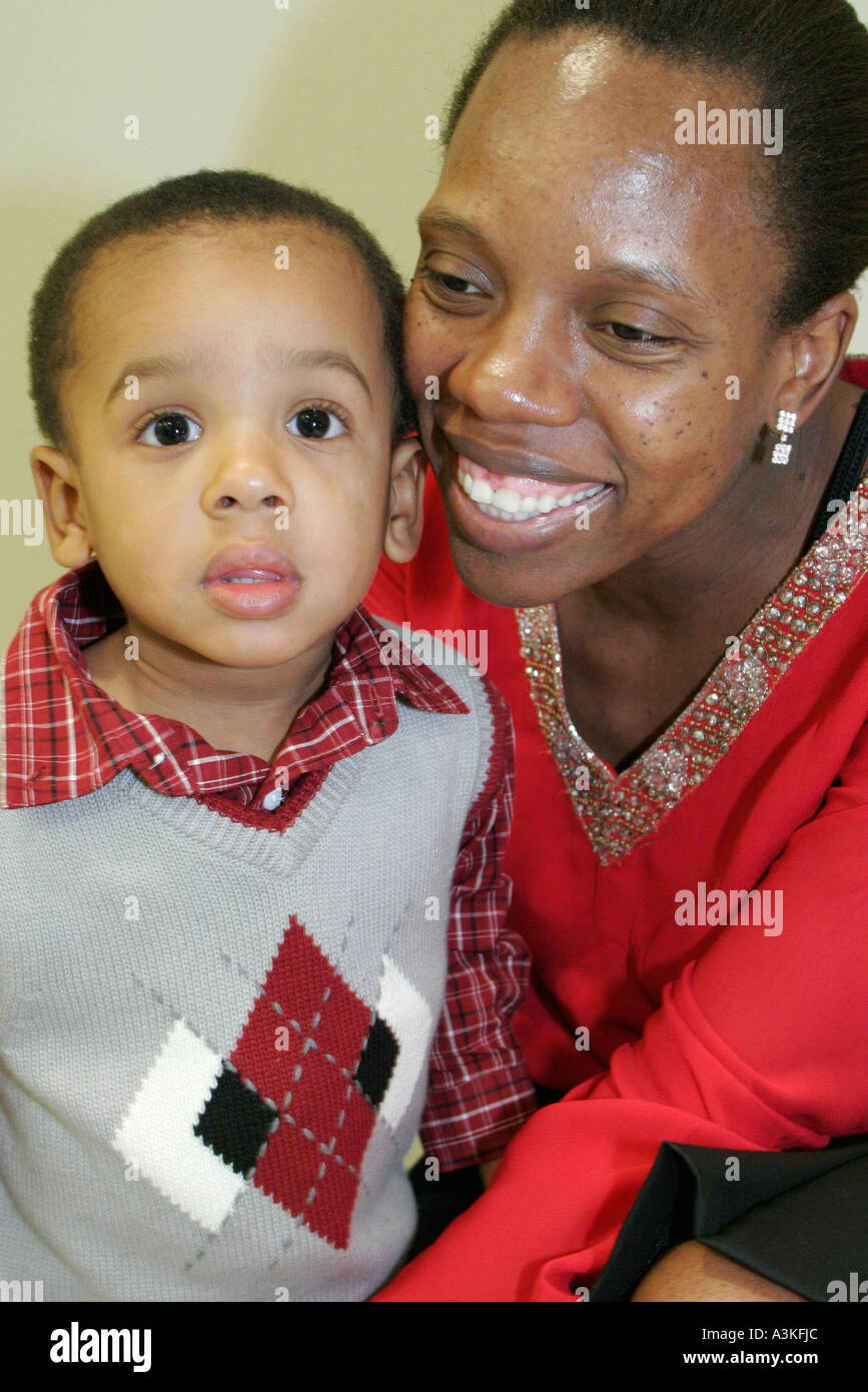 Miami Florida, Büro-Weihnachtsfeier, Schwarze Schwarze Afrikaner ethnische Minderheit, Erwachsene Erwachsene Frau Frauen weibliche Dame, Mutter Mutter Mutter, Eltern, Eltern, Sohn, Stockfoto