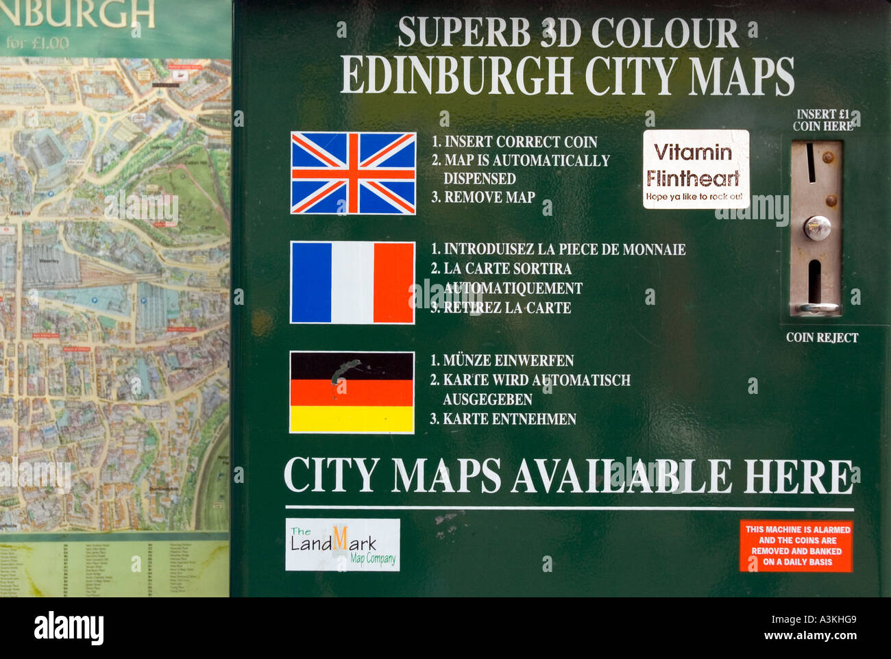 Edinburgh-Stadtpläne für den Verkauf von Multi lingual Automaten Scotland UK Stockfoto