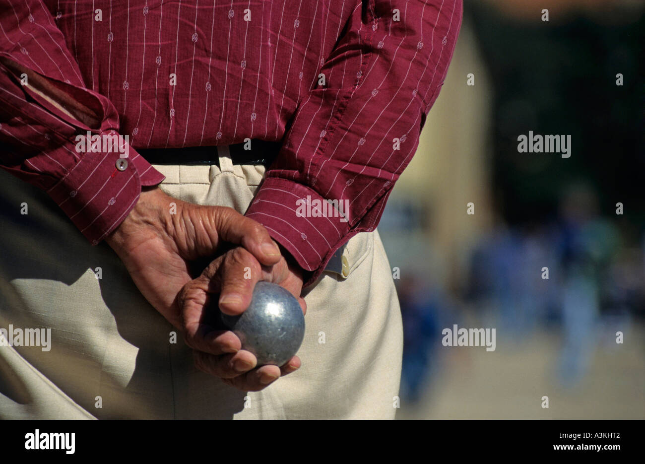 Nahaufnahme von einem Mannhände spielen Boule in der Provence, Frankreich Stockfoto