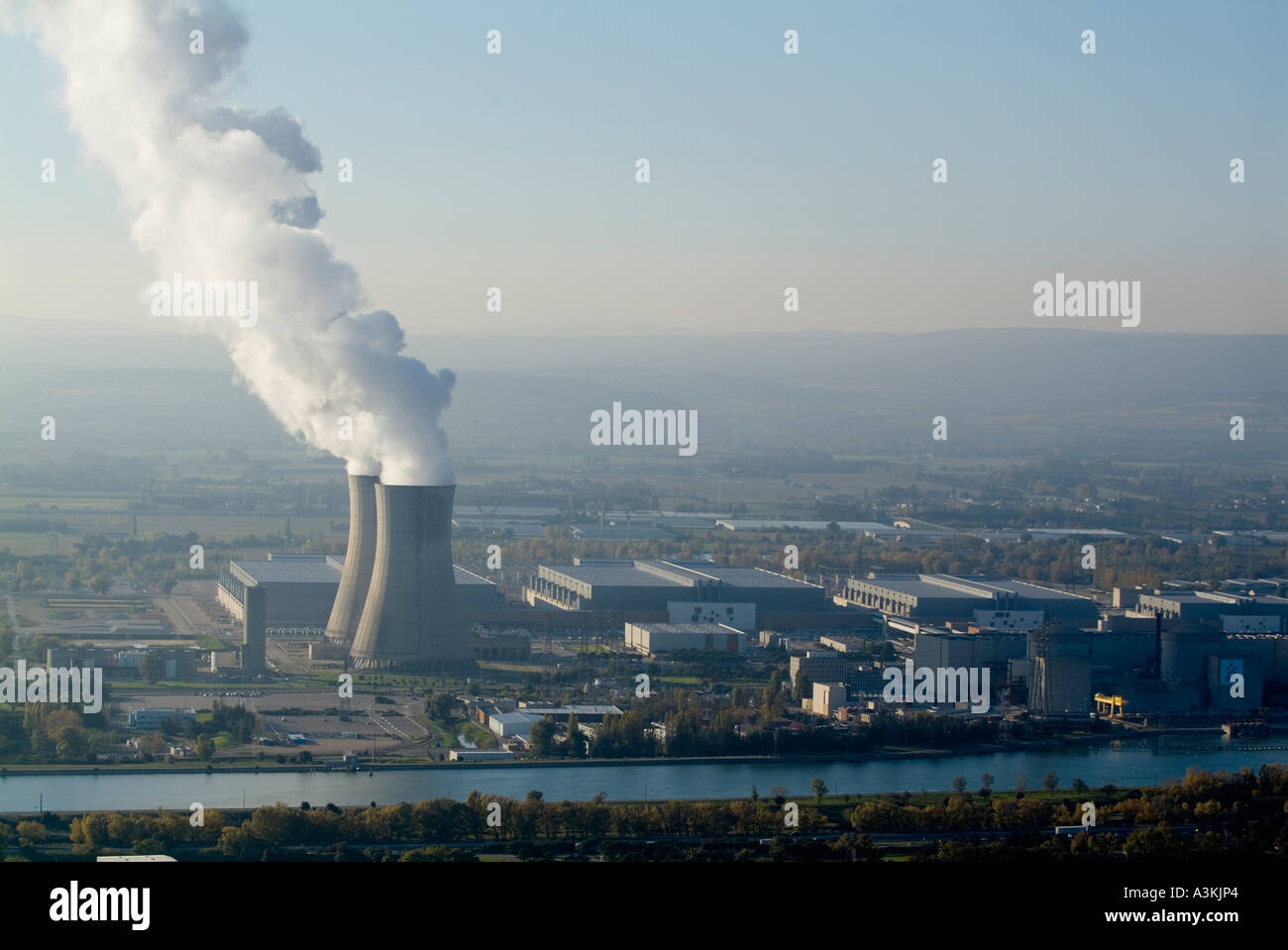 Rauch ausstoßen aus Kühltürmen Kernkraftwerk Tricastin im Fluss Rhonetal, Drome, Frankreich Stockfoto