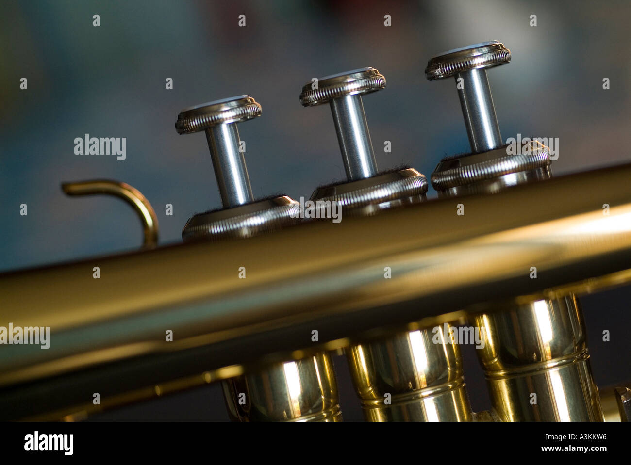 Trompete - drei musikalische Schlüssel / Werte auf einer Trompete. Stockfoto