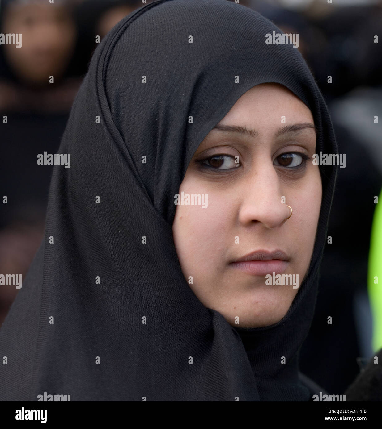 Schwarz gekleidete junge schiitischen Muslimin Stockfoto