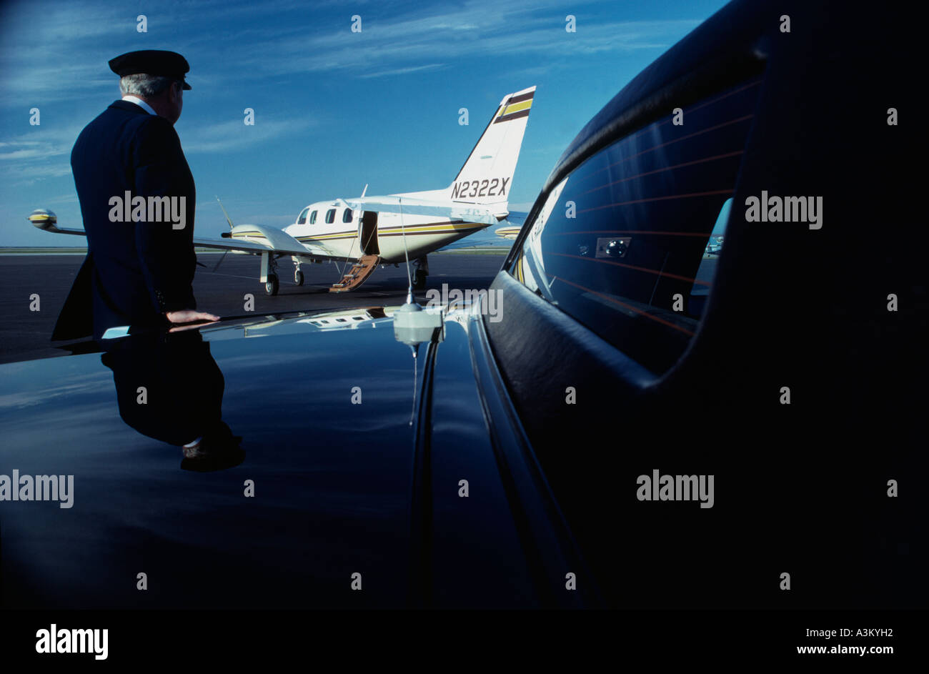 Chauffeur steht die Limousinen warten für Pkw aus anreisen, ein eigenes Flugzeug Stockfoto