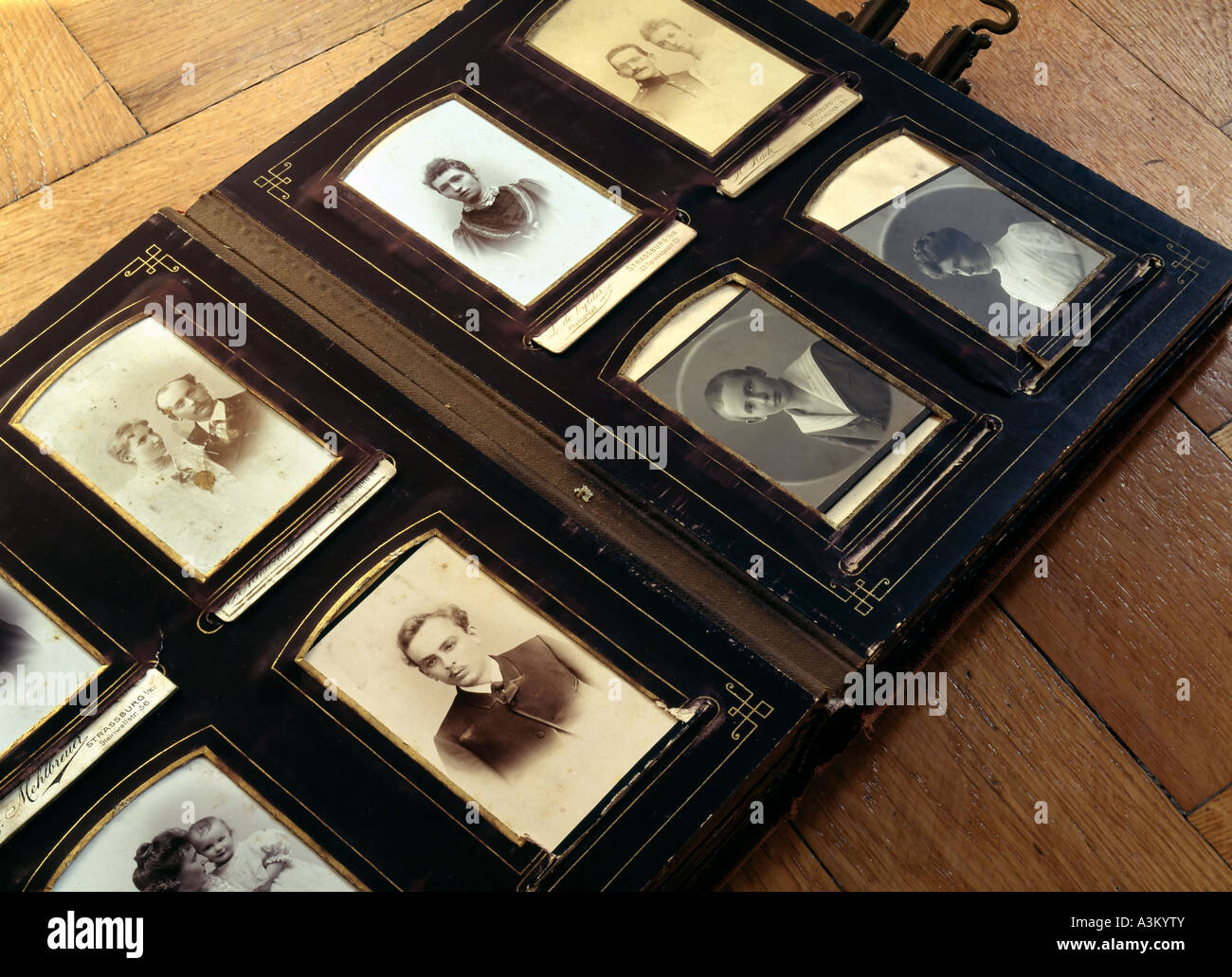 Alte Foto-Album mit Familienporträts des 19. Jahrhunderts Stockfoto