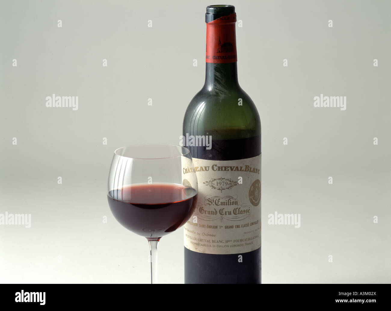 1979s "Château Cheval Blanc" Bordeaux Premier Grand Cru Classé Vintage rot-Weinflasche mit Glas Stockfoto