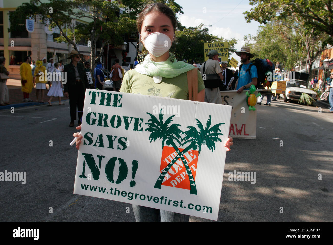 Miami Florida, Coconut Grove, King Mango Strut, jährliche Satire Parade, lustig, Humor, humorvoll, Humor, humorvoll, Spoof, Banner, Kampagne, um neue Home Depot Bi zu stoppen Stockfoto