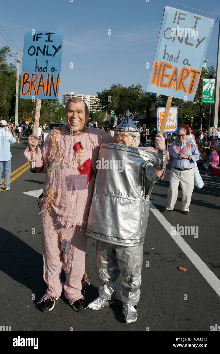 Miami Florida, Coconut Grove, King Mango Strut, jährliche Satire Parade, lustig, Humor, humorvoll, Humor, humorvoll, Parodie, Bush, Cheney, Zauberer der Oz-Parodie, vis Stockfoto