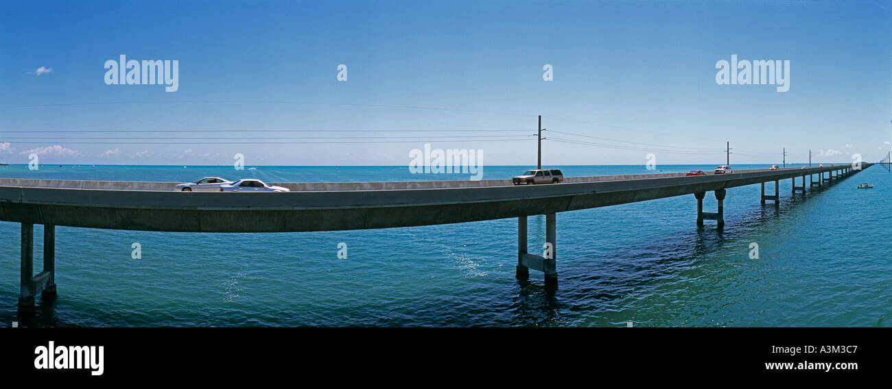Die Seven Mile Bridge überquert Freiwasser im tropischen Florida Keys Florida Stockfoto