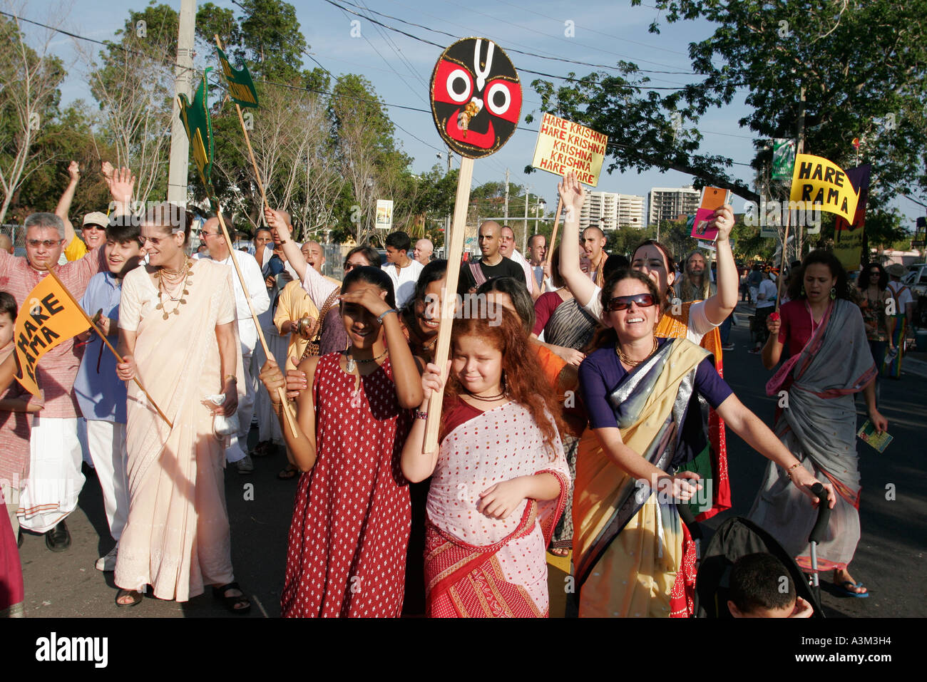 Miami Florida, Coconut Grove, King Mango Strut, jährliche Satire Parade, lustig, Humor, humorvoll, Humor, humorvoll, Spoof, Parodie, Hare Krishna, Chanten, Dhotis, Saris Stockfoto