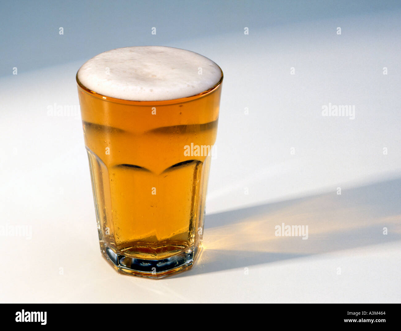 Lager-Getränk in ein Glas Stockfoto