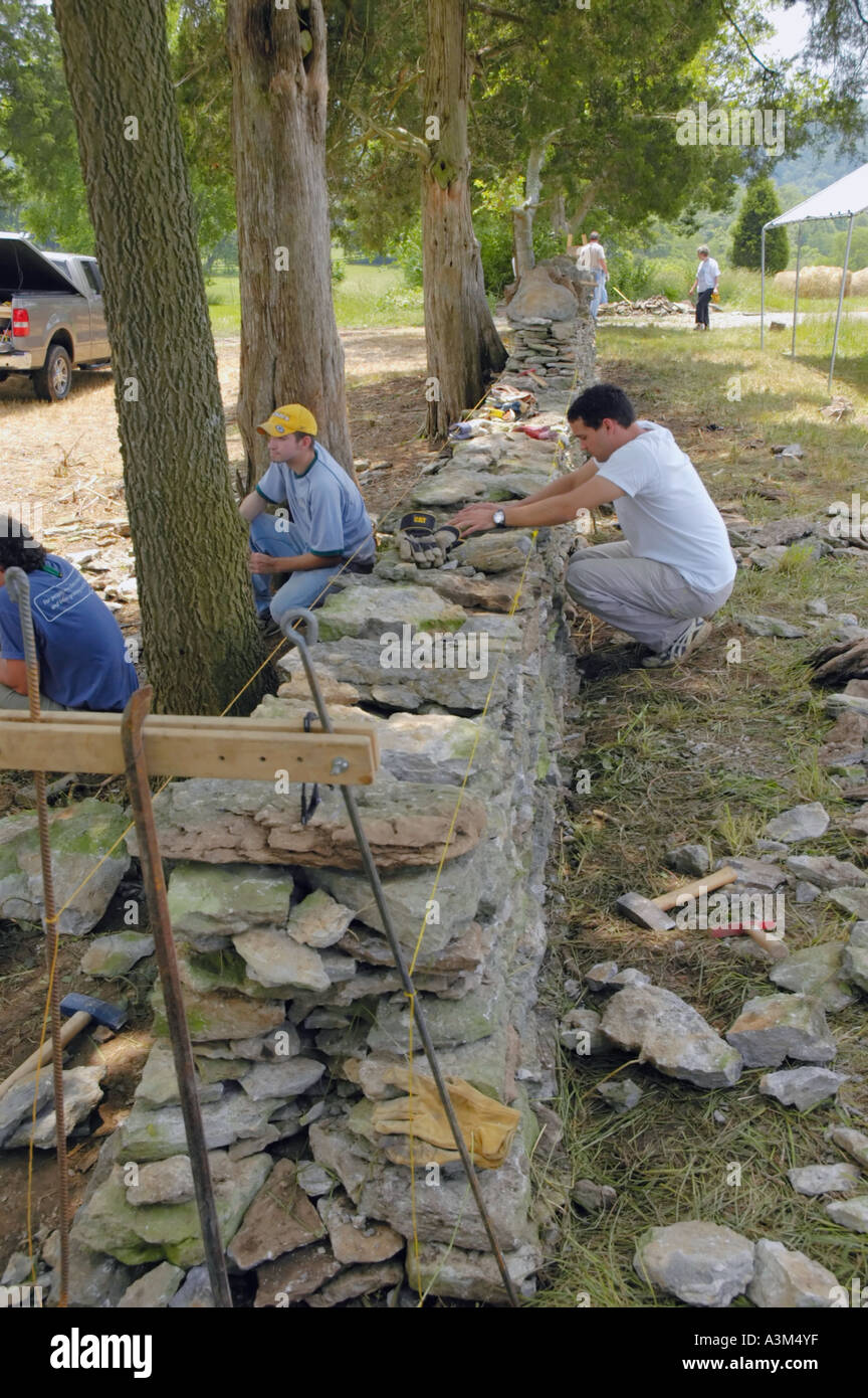 Gestapelte-Dry-Rock-Zaun Stockfoto