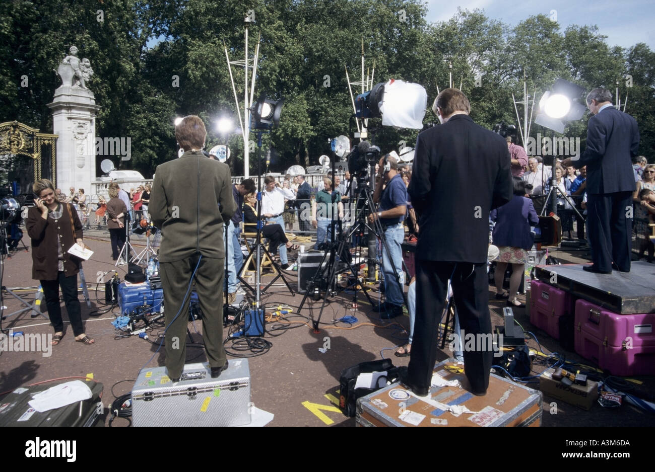 Prinzessin Diana Tod in den 1990er Jahren große Straße außerhalb des Buckingham Palace gesperrt von Weltmedien Presse-Crews aus London England Großbritannien Stockfoto