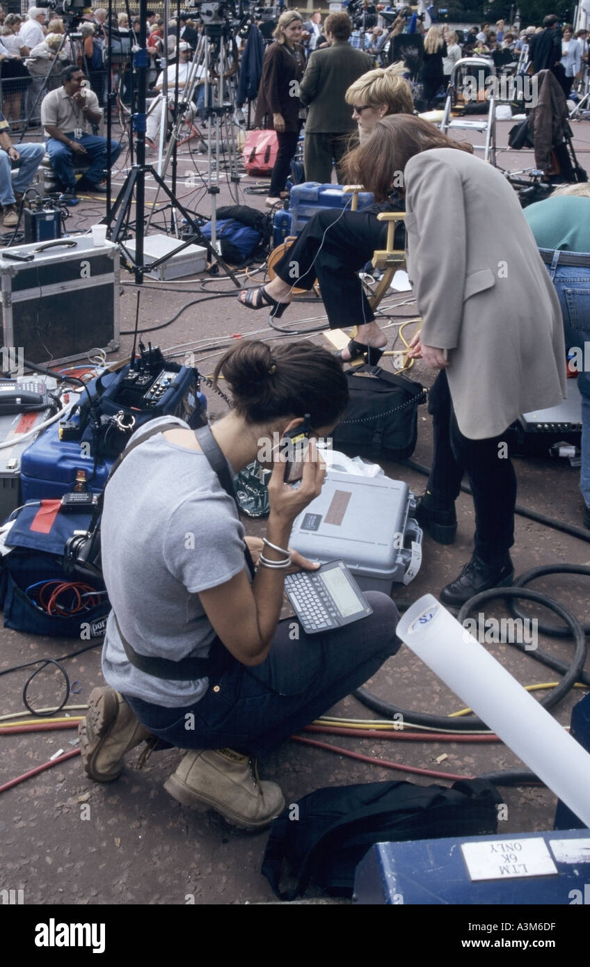 Tod von Prinzessin Diana 1990er Jahre große Straße außerhalb des Buckingham Palace gesperrt von Weltmedien Presse-Crews aus London England Großbritannien Stockfoto