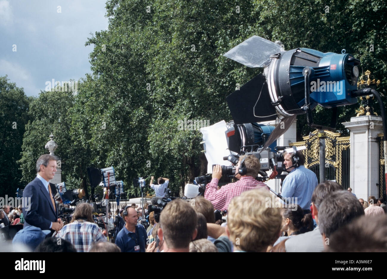 Tod von Prinzessin Diana ein großer Abschnitt der Straße außerhalb des Buckingham Palace wurde für die Nutzung durch die Medien der Welt gesperrt, die aus London England Großbritannien berichteten Stockfoto