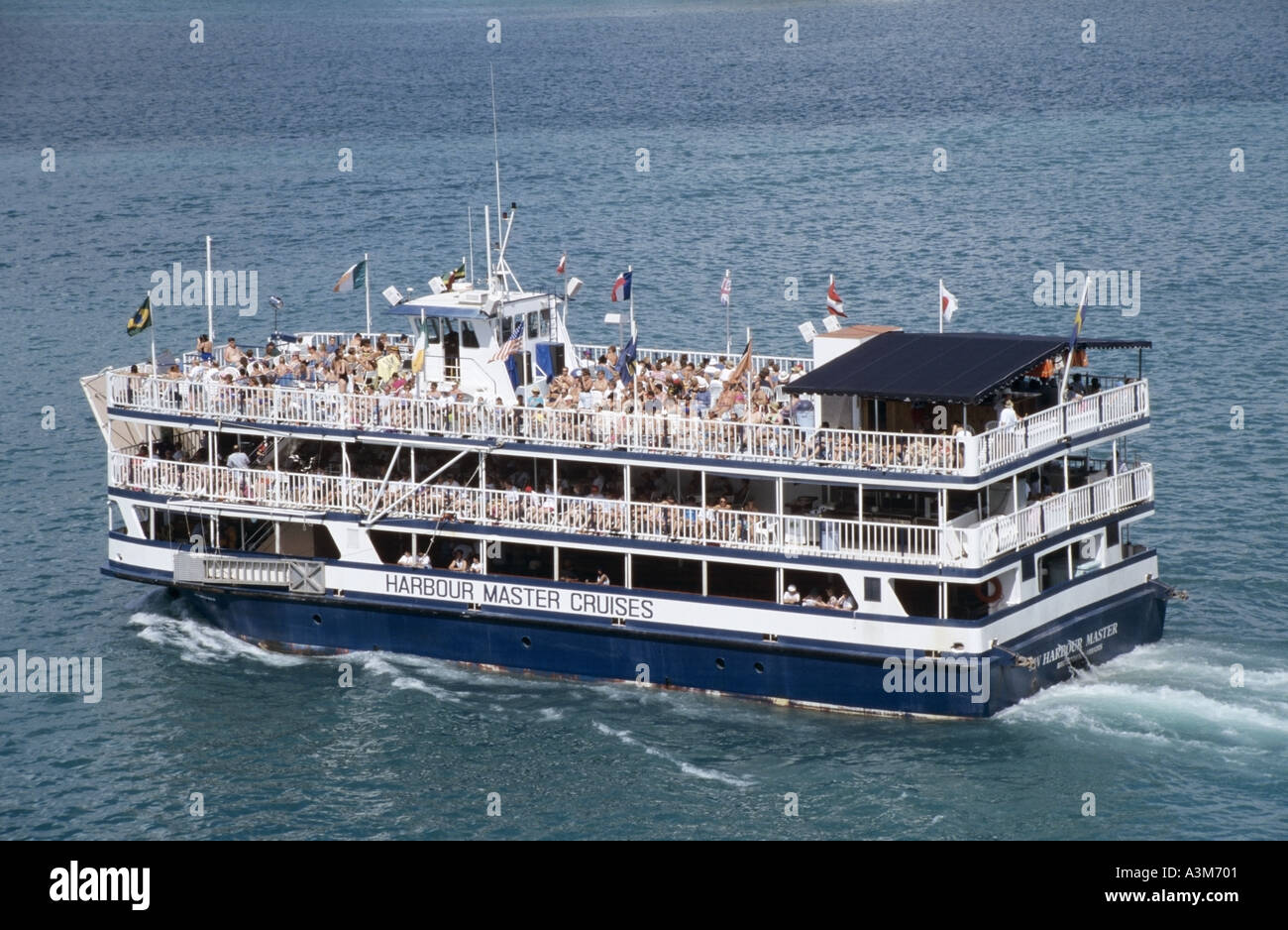 Barbados Luftbild Menschenmenge an Bord MV Harbour Master Cruises Fun Boot verlässt tropischen Hafen Bridgetown Lesser Antillen West Indies Karibik Stockfoto