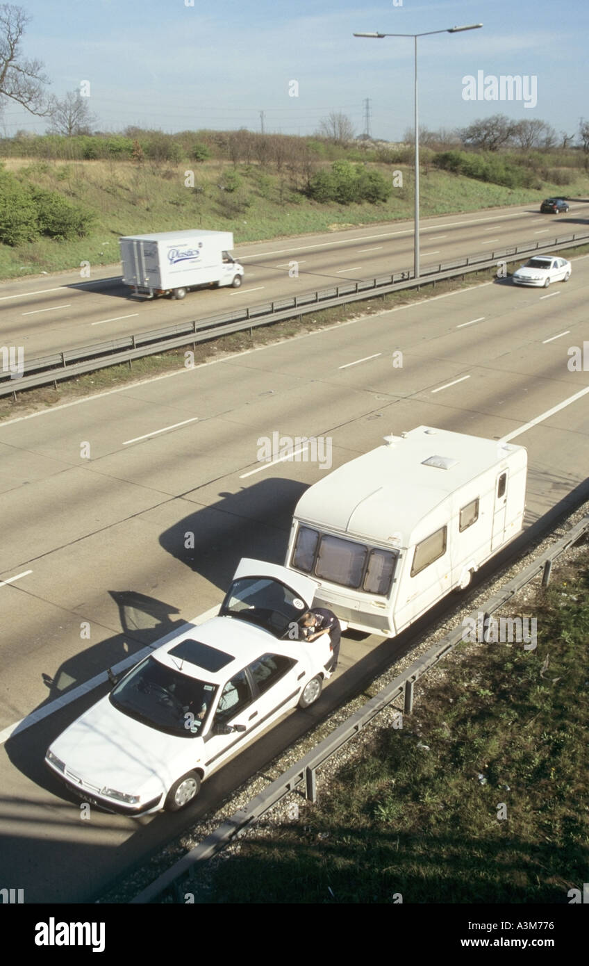 M25 Autobahn Auto abschleppen Wohnwagen auf Standstreifen Stockfoto