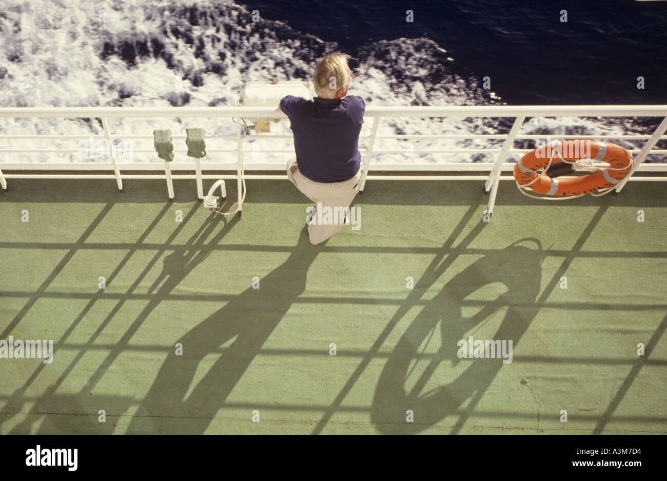 An Bord-Kreuzfahrtschiff im Mittelmeer Mann neben Deck Schienen Stockfoto