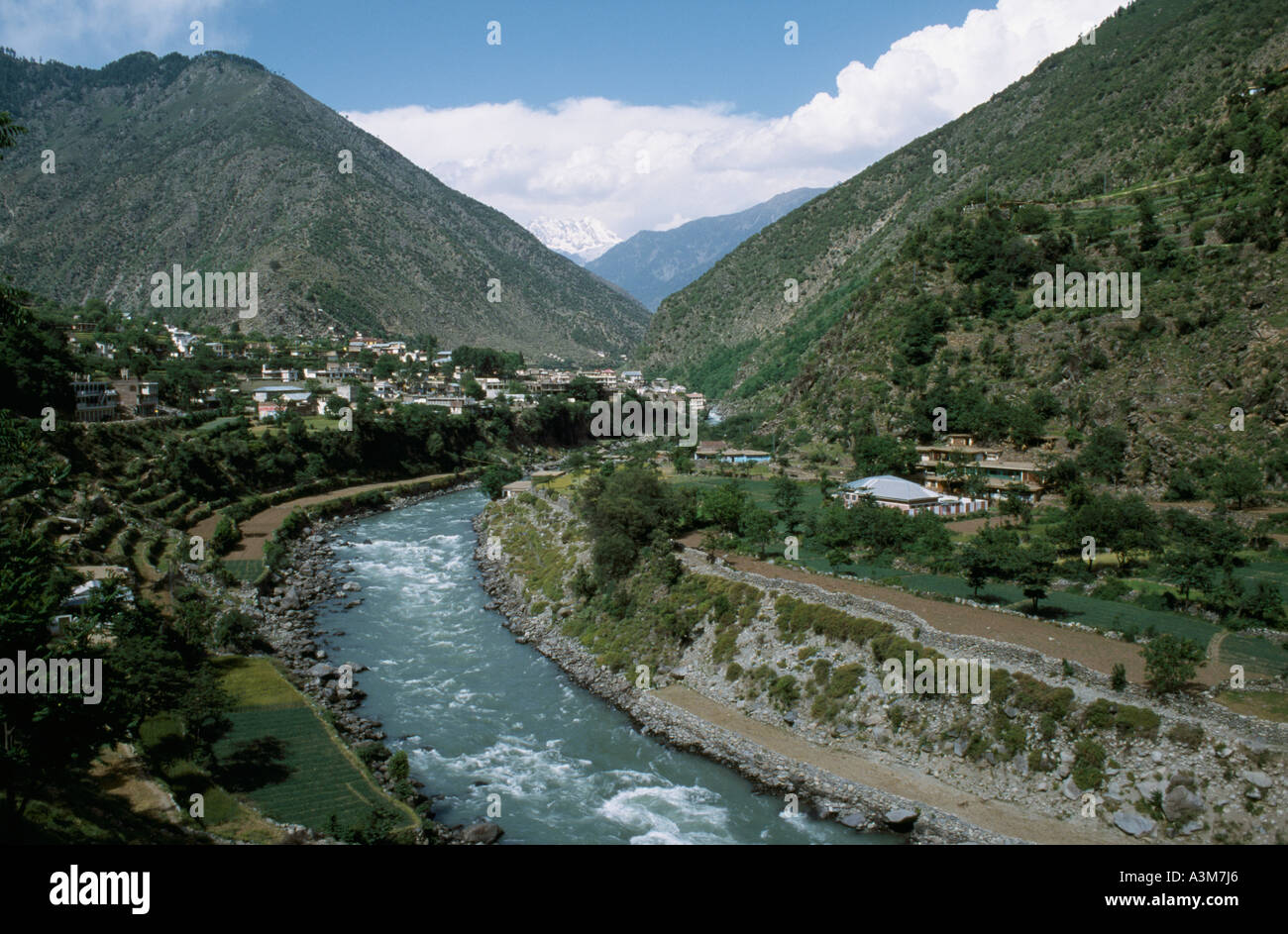Blick flussaufwärts in Richtung der Stadt von Bahrain im Swat-Tal, Pakistan. Stockfoto