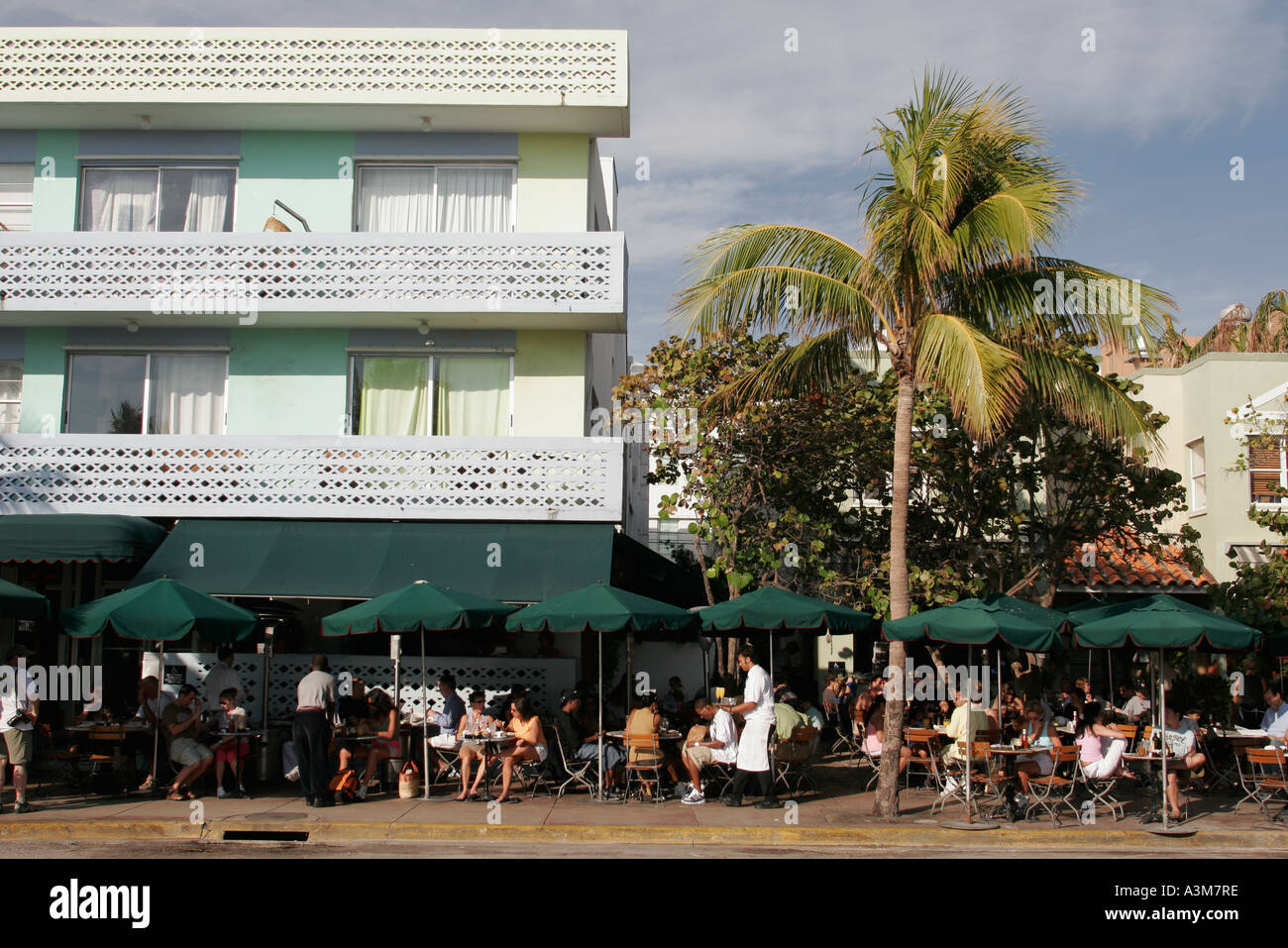 Miami Beach Florida, South Beach, Ocean Drive, News Cafe, Straße, Gehweg Restaurants, Besucher reisen Reise touristischer Tourismus Wahrzeichen Kultur Stockfoto Miami Beach Florida, South Beach, Ocean Drive, News Cafe, Straße, Gehweg Restaurants, Besucher reisen Reise touristischer Tourismus Wahrzeichen Kultur Stockfoto