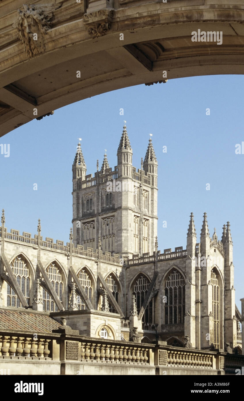 Historisches Gebäude & Turm von Bath Abbey Church of England Pfarrkirche & ehemaliges Benediktinerkloster, das von York Street Arch Somerset England UK berühmt wurde Stockfoto