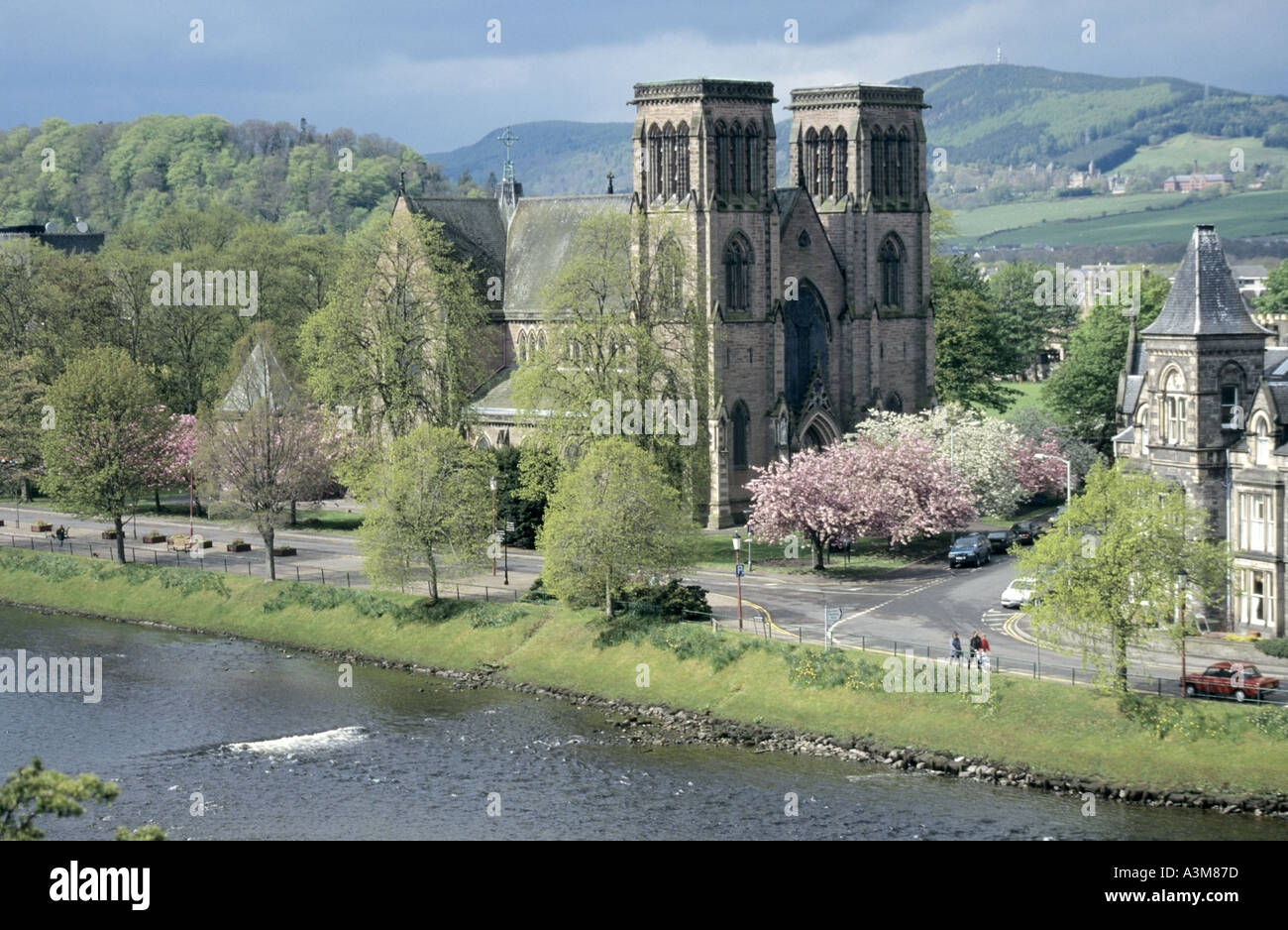 Inverness mit Blick auf den Fluss Ness und der historischen St. Andrews-Kathedrale, die sich im Frühling von Bäumen erblüht, schottisches Großbritannien Stockfoto
