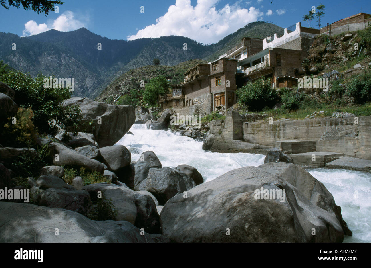 Der Darel Khwar Fluss in Stadt von Bahrain, Swat-Tal, Pakistan. Stockfoto
