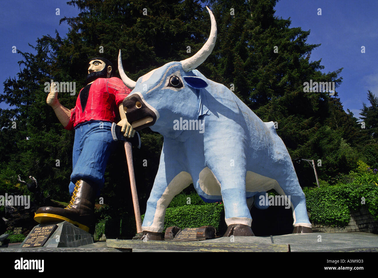 Große geschnitzte Holzfigur des amerikanischen folk-Legende Paul Bunyan und Babe die Blue Ox in der Nähe der Bäume von Mystery Klamath Kalifornien Stockfoto