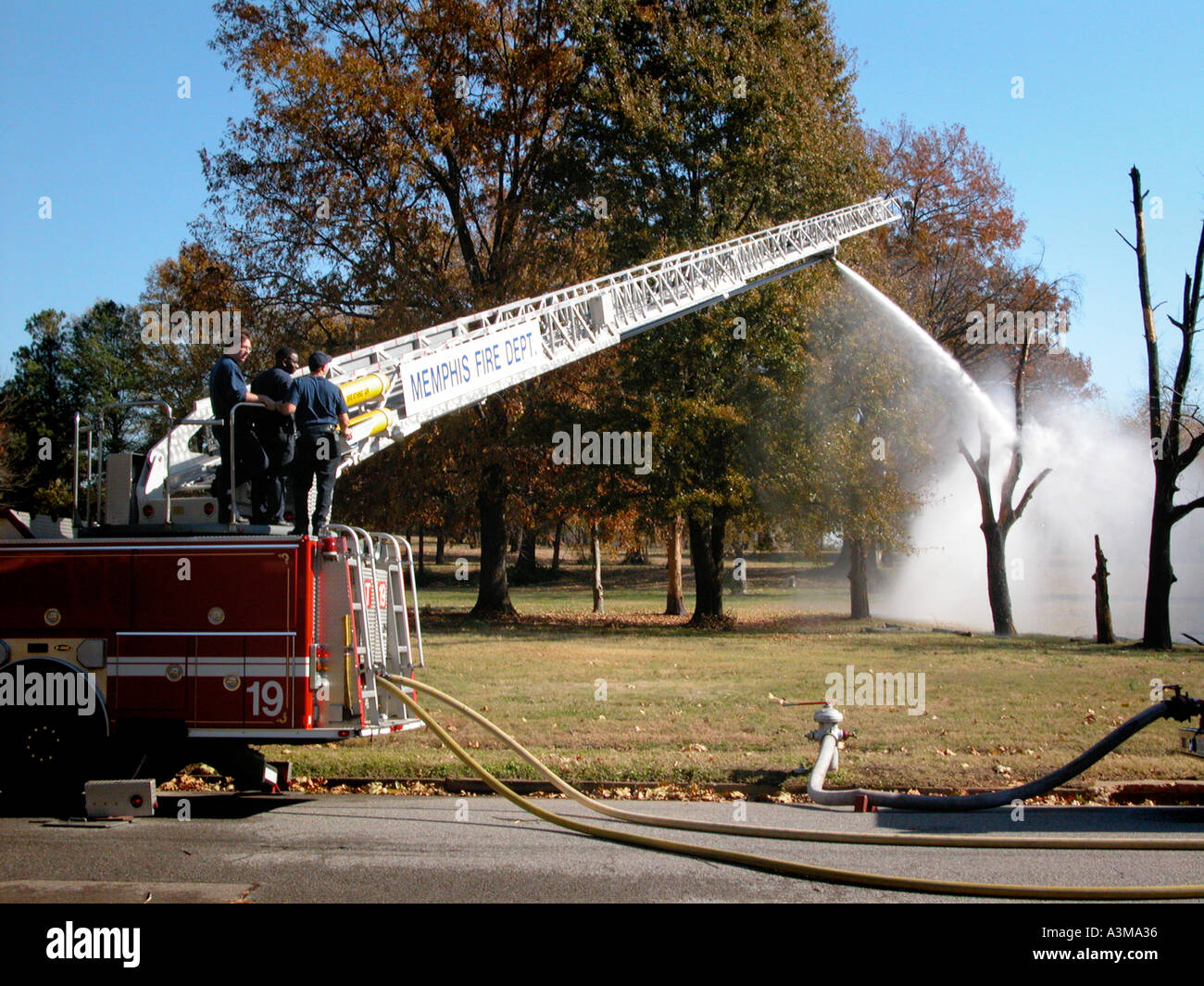 Memphis-Tennessee-Feuerwehr, die mit Feuerwehrfahrzeugen arbeitet, um mit Fernbedienungen zu üben, während sie herabfallende Blätter von Trees TN USA säubert Stockfoto