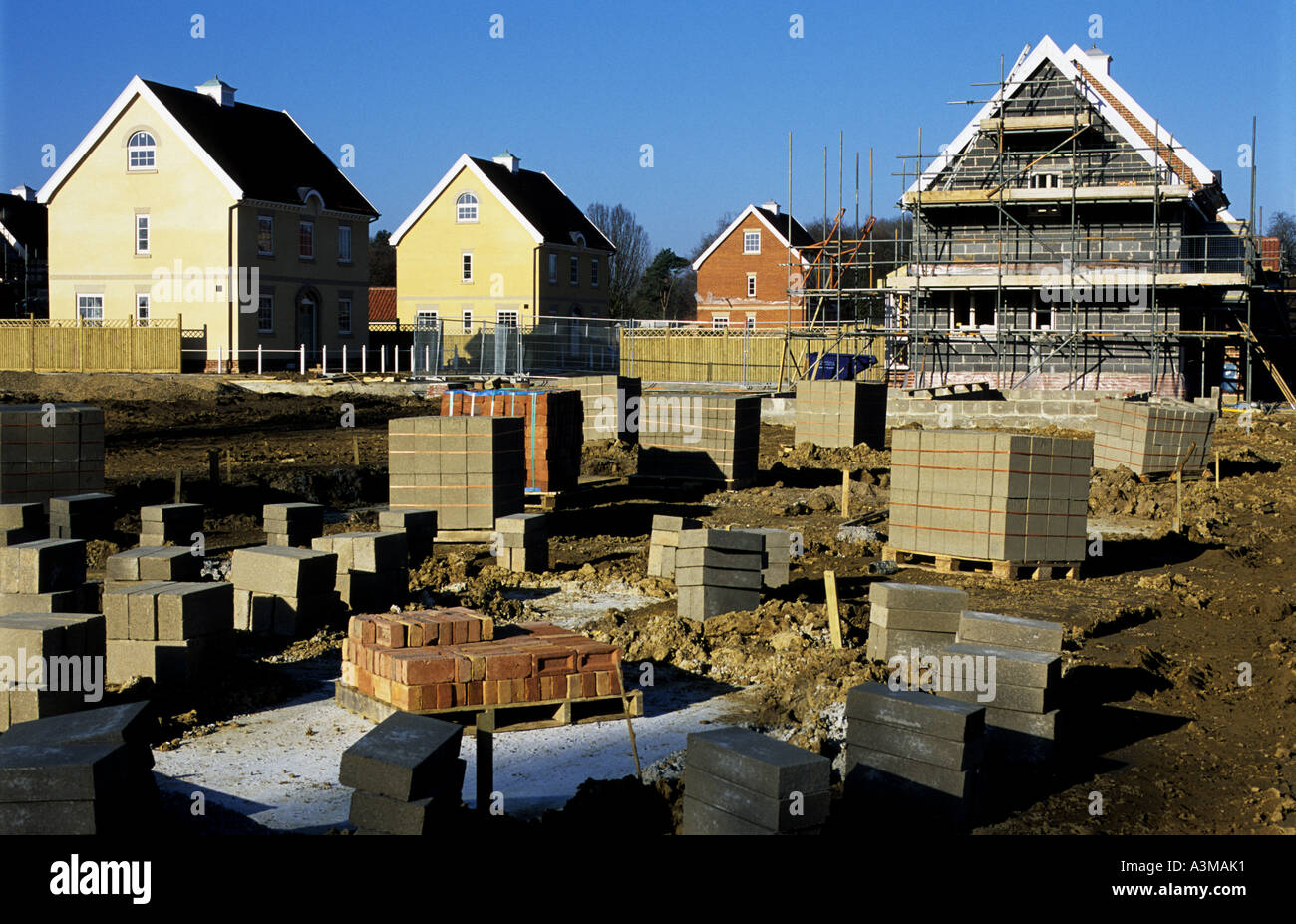 Neue Häuser im Bau auf der ehemaligen USAF Bentwaters Basis an Rendlesham nahe Woodbridge Suffolk, UK. Stockfoto