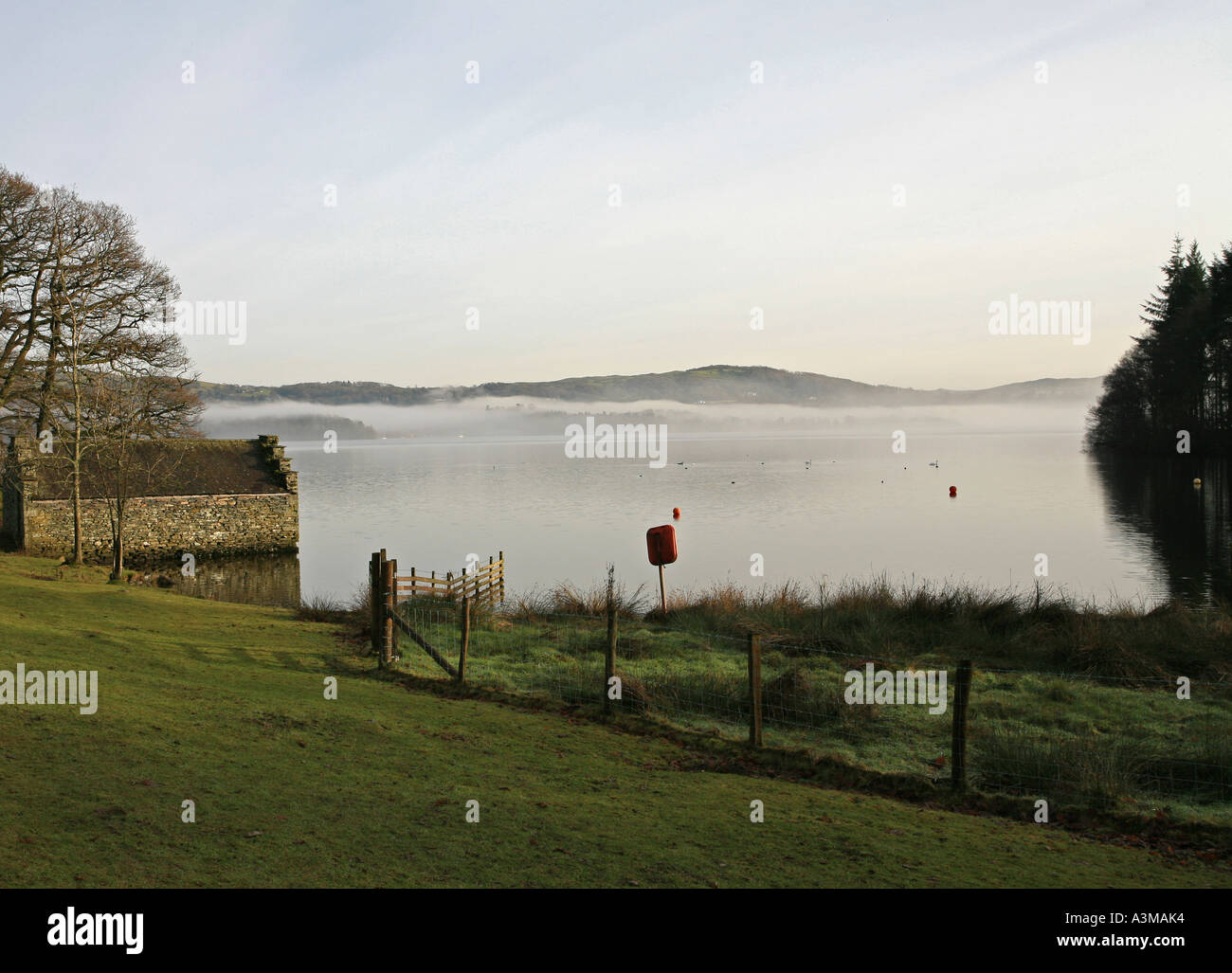 Bootshaus am Lake Windermere im winter Stockfoto