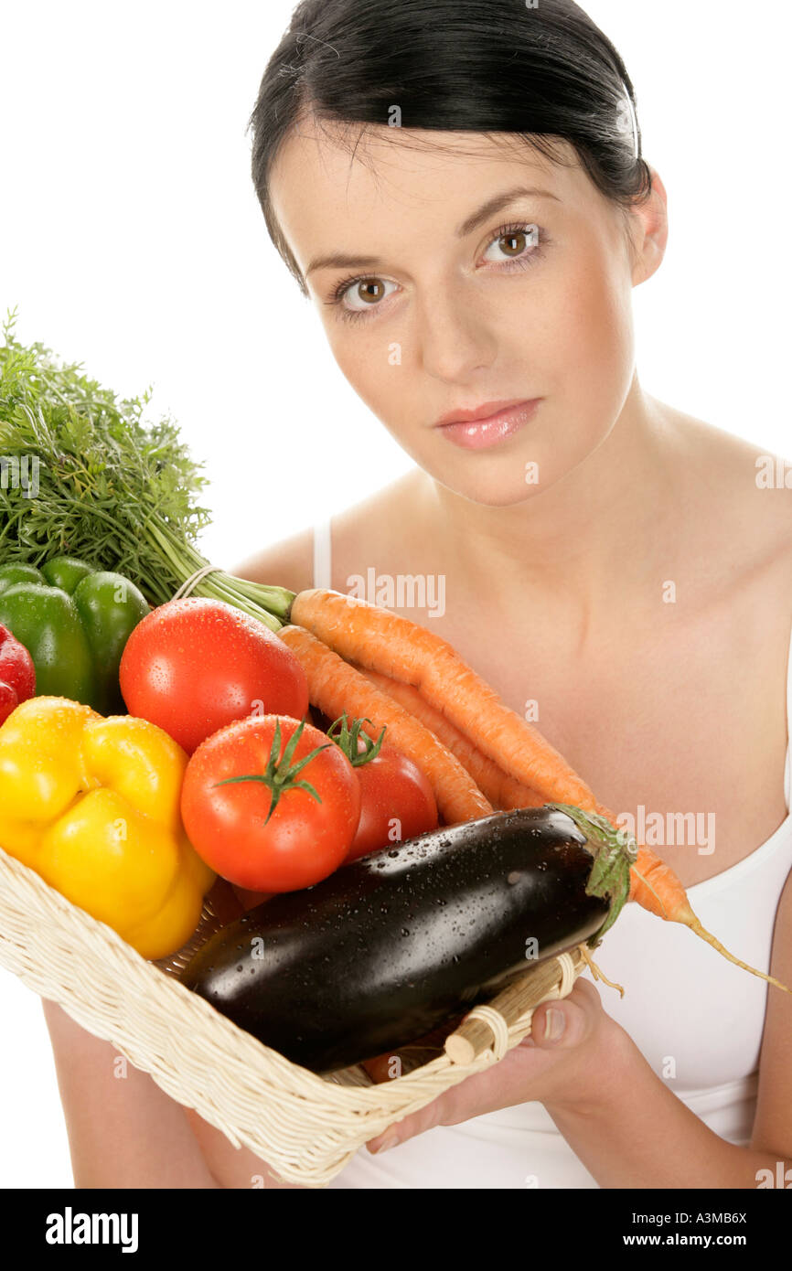 Junge Frau hält Korb mit Gemüse Stockfoto