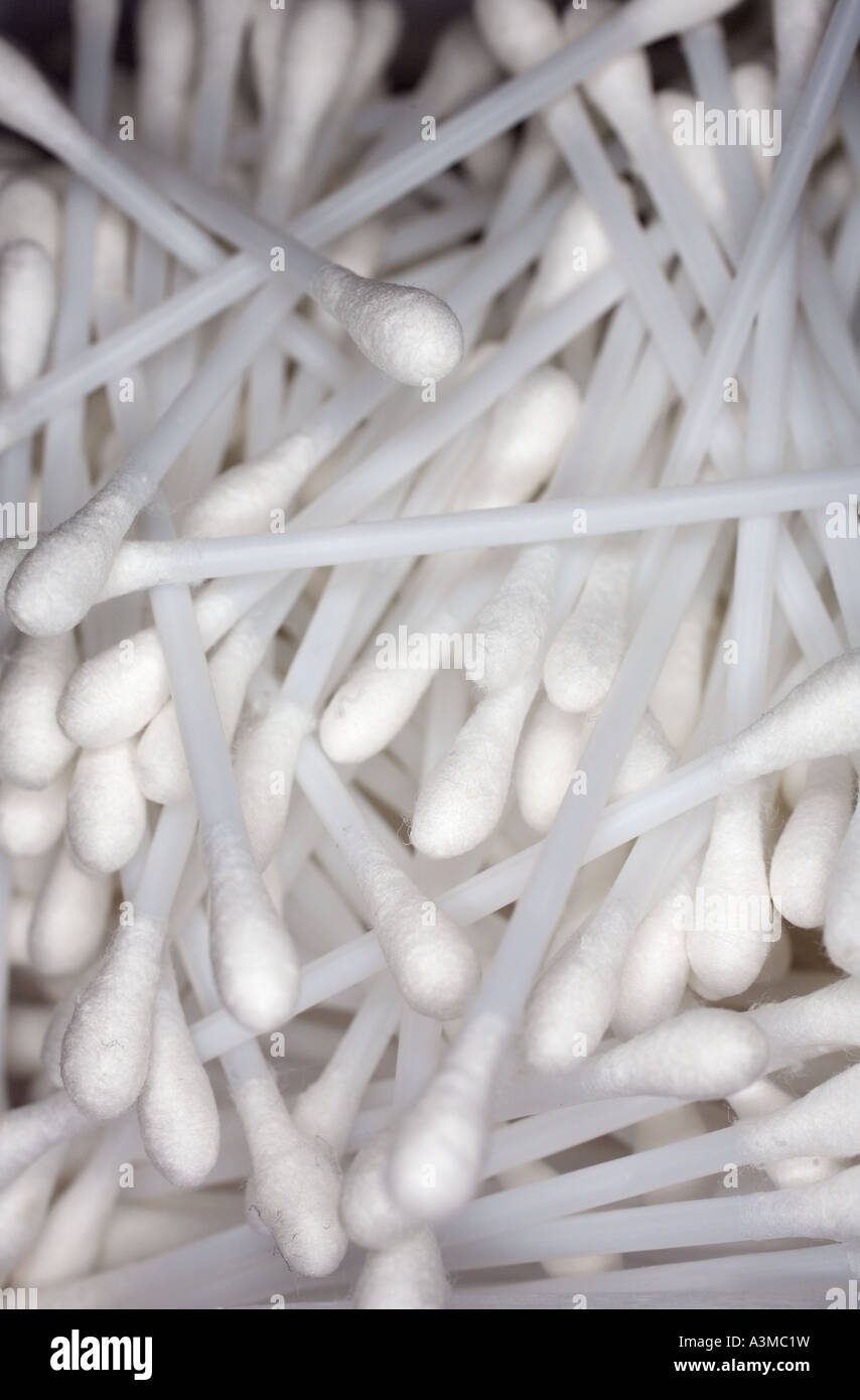 Viele Wattestäbchen in Unordnung Stockfoto