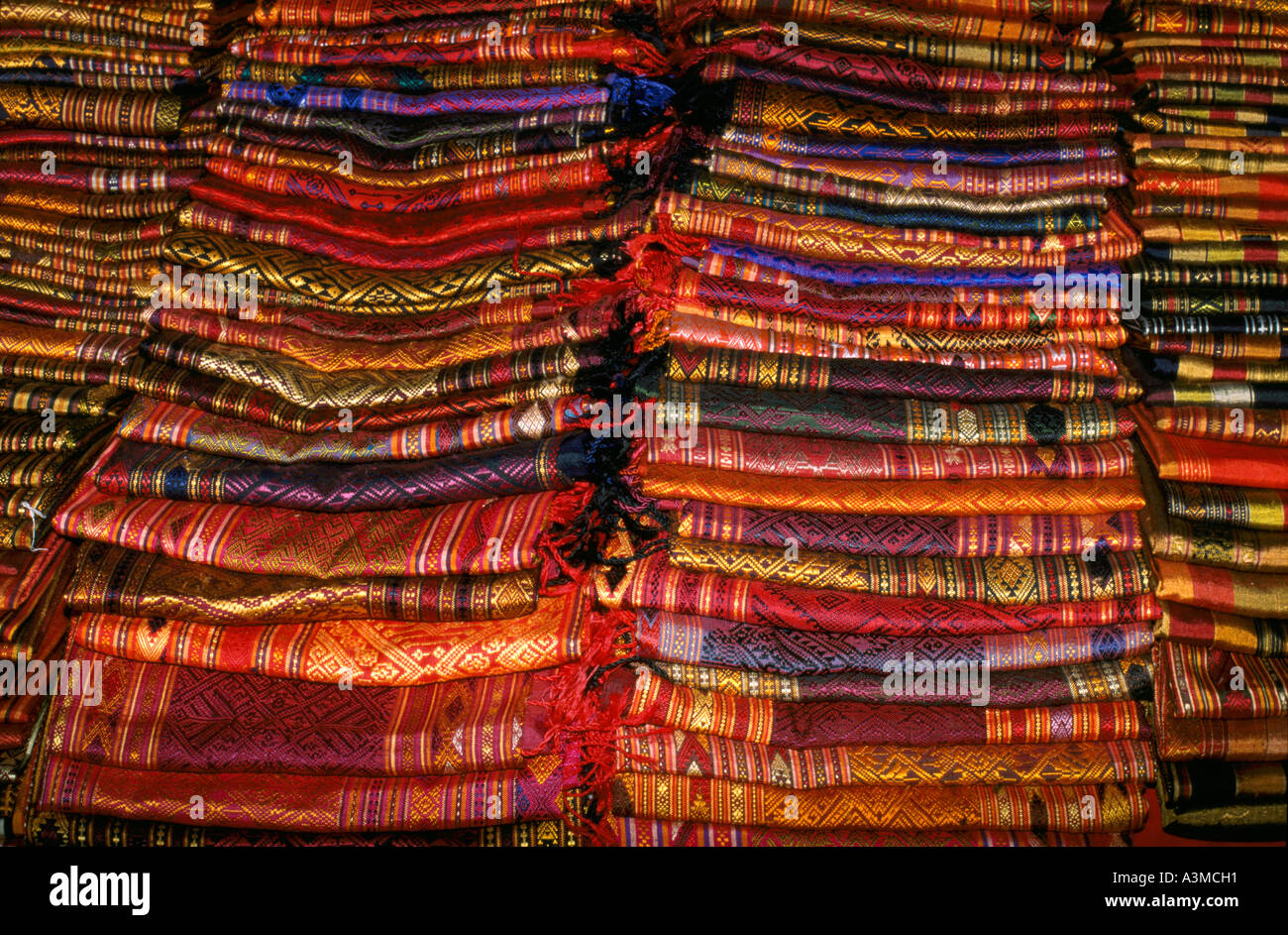 Farbenfrohe Textilien auf dem Display auf dem stall in Luang Prabang, Laos. Stockfoto