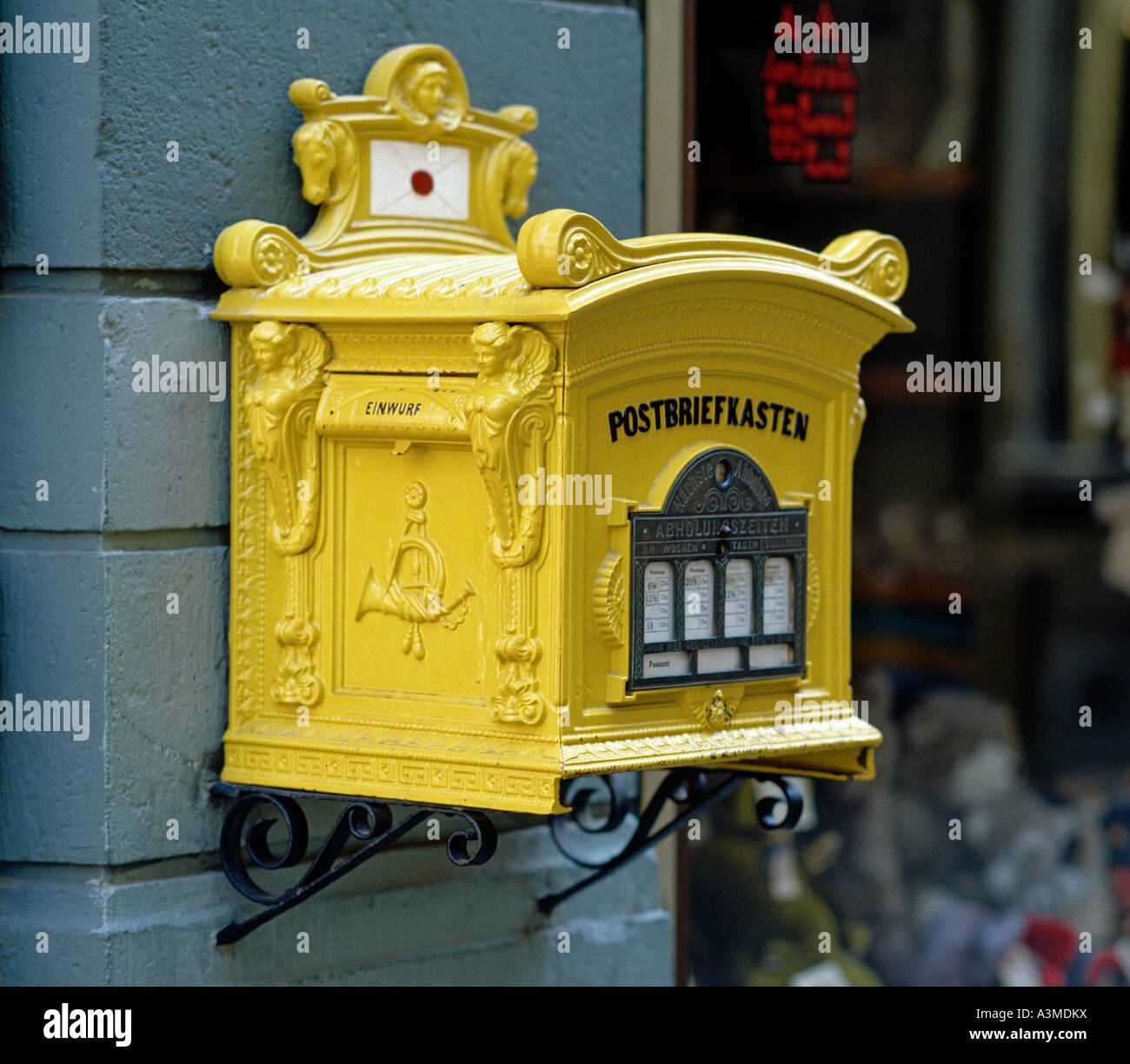 Historischer Briefkasten (noch in Gebrauch), Deutschland. Stockfoto