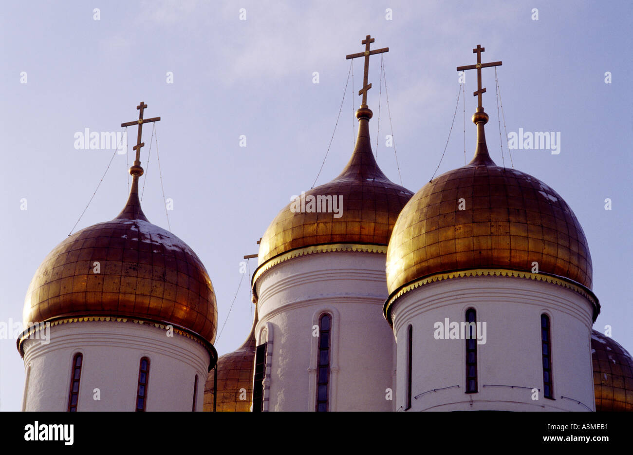 Kathedrale Mariä Himmelfahrt auf der linken Seite und Granovitaya Palata hinter in den Kreml-Moskau-Russland Stockfoto