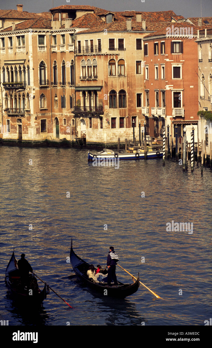 Gondoala am Canal Grande mit typischen venusischen Kanal Gebäude am späten Nachmittag an einem sonnigen Tag Venedig Italien Europa Stockfoto