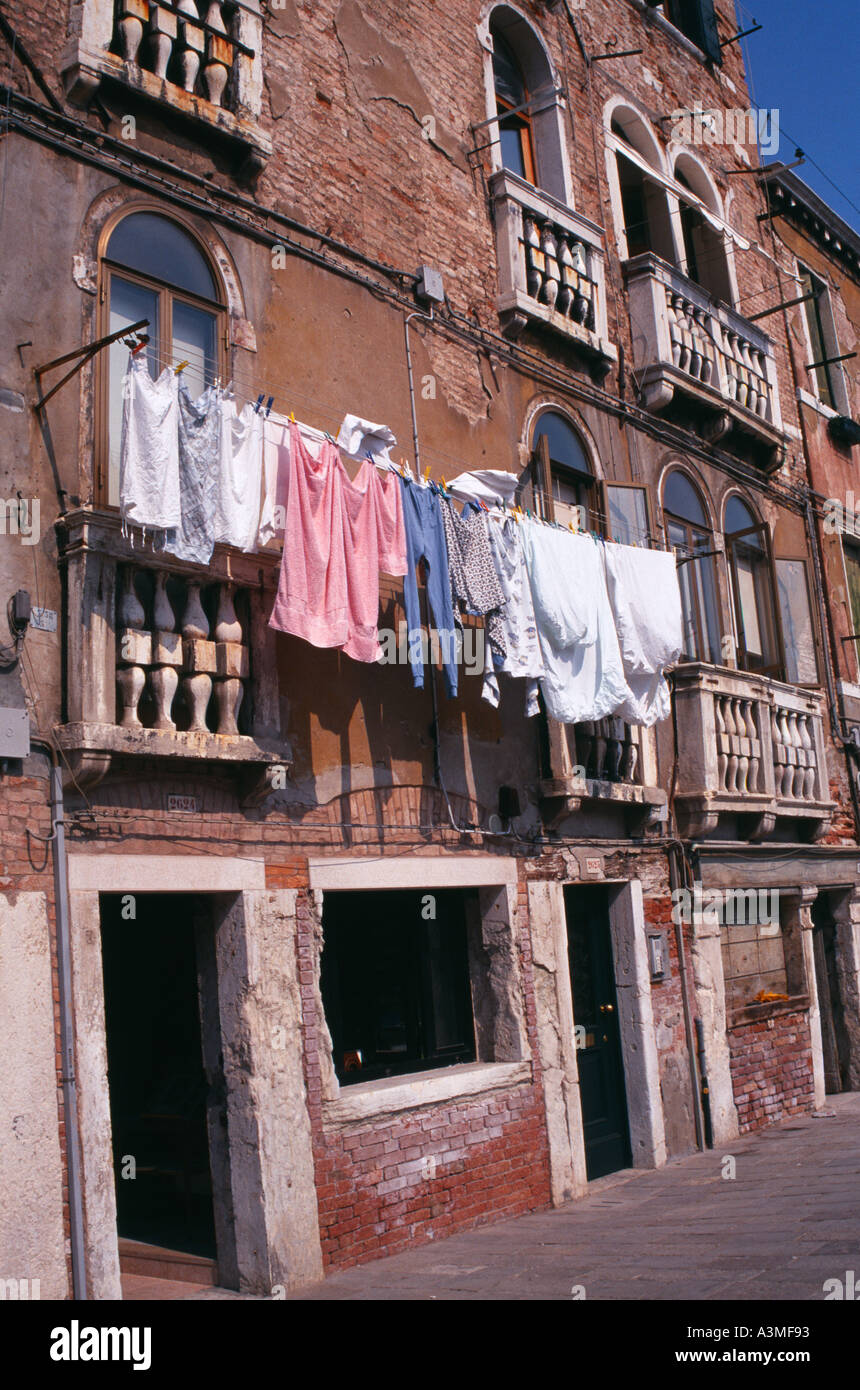 Wäsche hängt auf der Linie in der Region Cannaregio von Venedig Italien zuhause Stockfoto