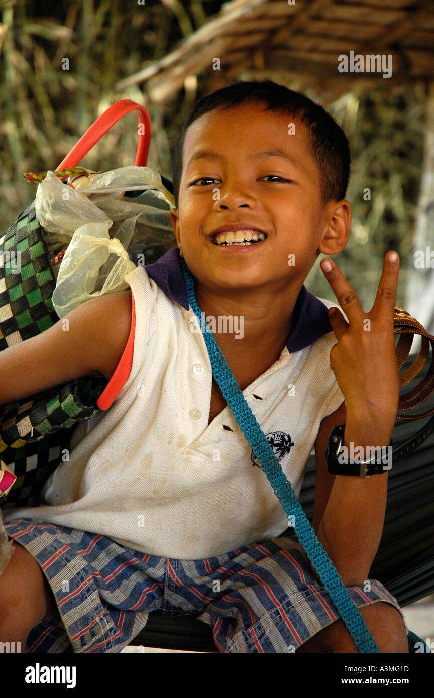 Kambodschanische Hawker Boy in einer textilen-Hängematte mit Artefakten in Angkor Wat Bereich Kambodscha Südostasien Stockfoto
