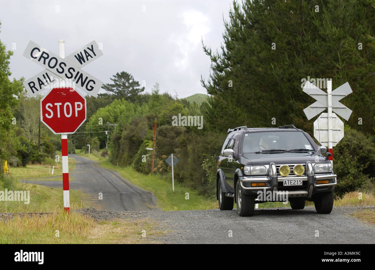 4-Rad-Antrieb Geländewagen am Bahnübergang mit Traffic signs Nordinsel Neuseeland Stockfoto
