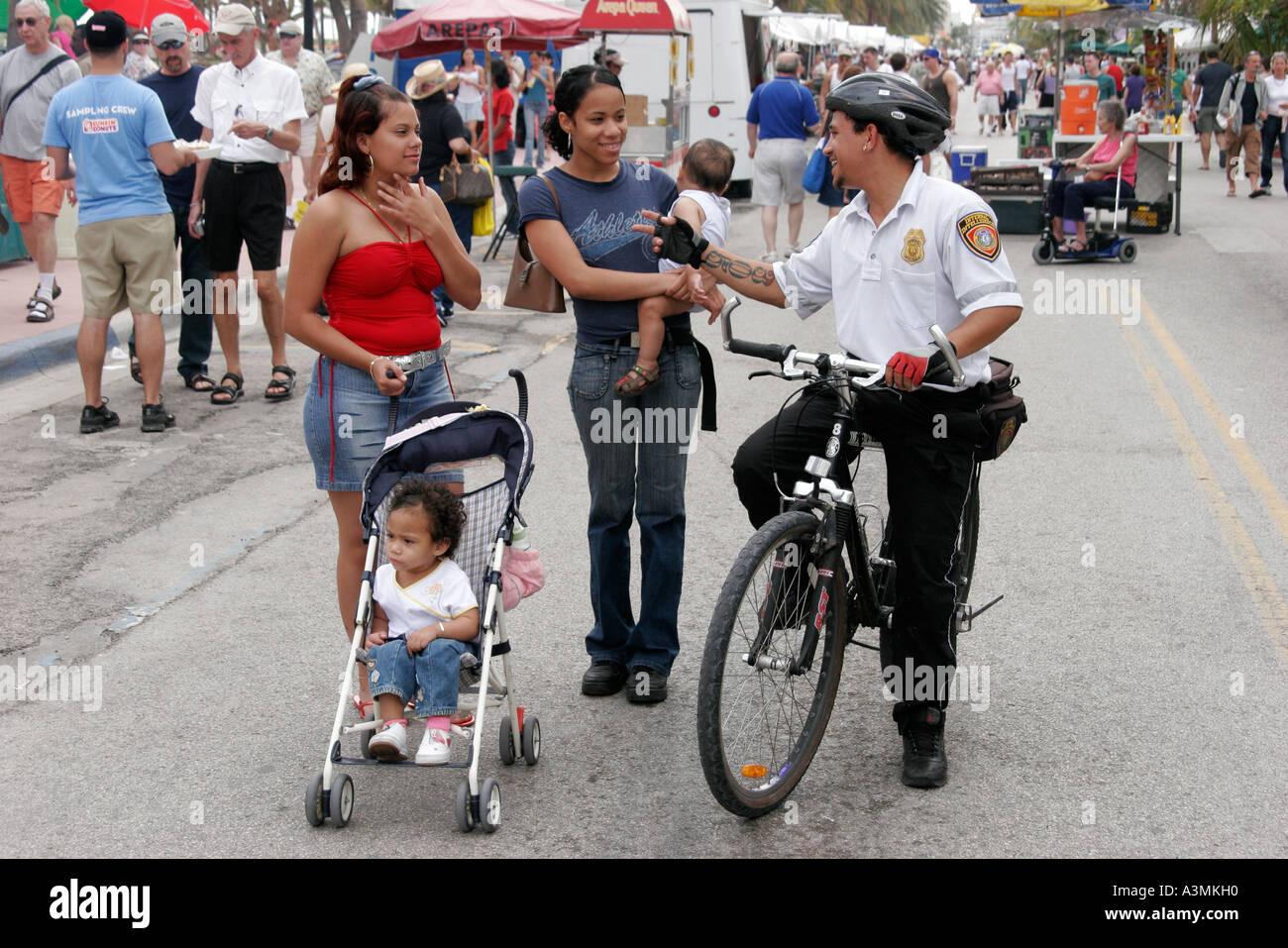 Miami Beach, Florida, South Beach, Ocean Drive, Art déco-Wochenende, Veranstaltung, Festival, Festivals, Architekturfeier, Messe, hispanische lateinamerikanische und lateinamerikanische Ethnie Stockfoto