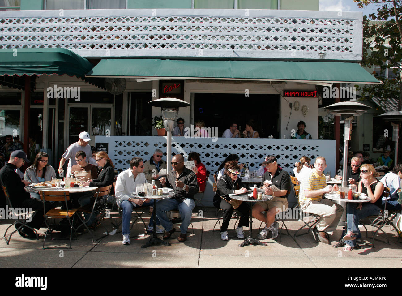 Miami Beach Florida, South Beach, Ocean Drive, Art déco-Wochenende, Veranstaltung, Festival, Festivals, Architekturfeier, Messe, News Cafe, Straße, Essen auf dem Bürgersteig, e Stockfoto Miami Beach Florida, South Beach, Ocean Drive, Art déco-Wochenende, Veranstaltung, Festival, Festivals, Architekturfeier, Messe, News Cafe, Straße, Essen auf dem Bürgersteig, e Stockfoto