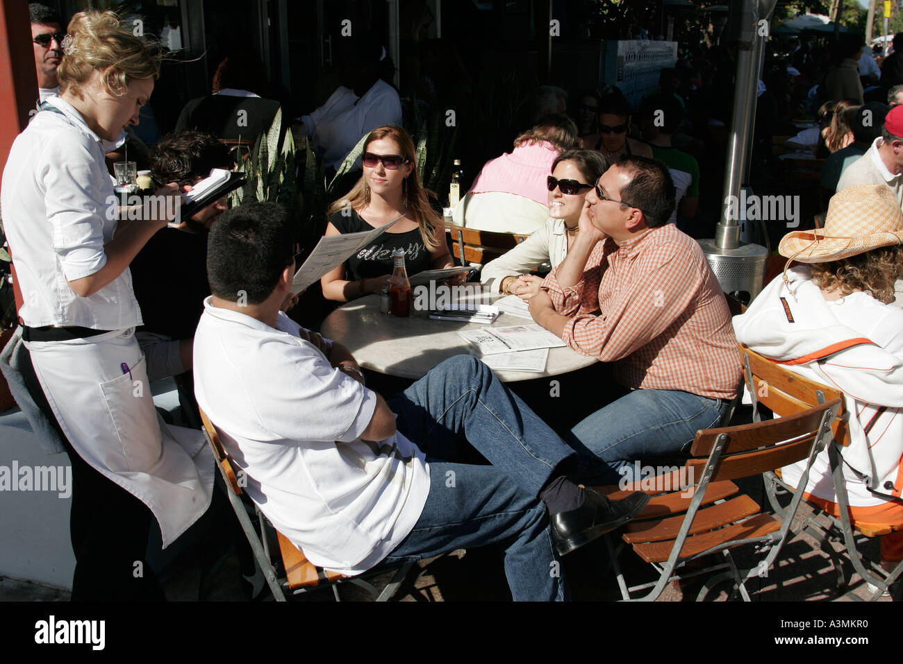 Miami Beach, Florida, South Beach, Ocean Drive, Art déco-Wochenende, Veranstaltung, Festival, Festivals, Architekturfeier, Messe, News Cafe, Kellner Stockfoto Miami Beach, Florida, South Beach, Ocean Drive, Art déco-Wochenende, Veranstaltung, Festival, Festivals, Architekturfeier, Messe, News Cafe, Kellner Stockfoto