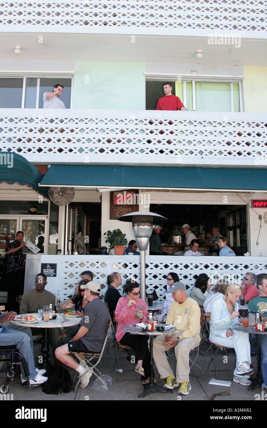 Miami Beach Florida, South Beach, Ocean Drive, Art déco-Wochenende, Veranstaltung, Festival, Festivals, Architekturfeier, Messe, News Cafe, Straße, Essen auf dem Bürgersteig, b Stockfoto Miami Beach Florida, South Beach, Ocean Drive, Art déco-Wochenende, Veranstaltung, Festival, Festivals, Architekturfeier, Messe, News Cafe, Straße, Essen auf dem Bürgersteig, b Stockfoto