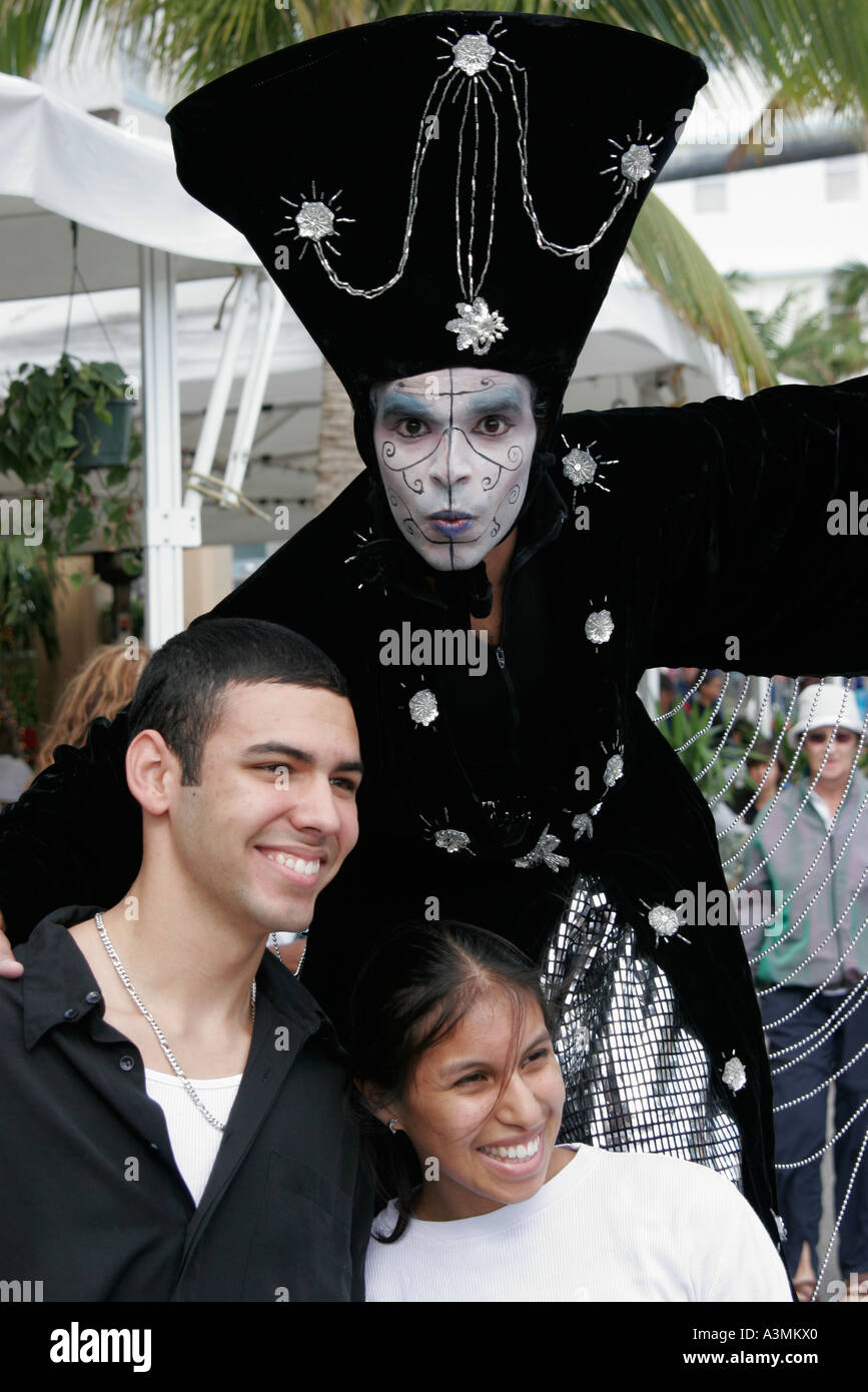Miami Beach, Florida, Art Deco-Wochenende, Veranstaltung, Festival, Festivals, Architekturfeier, Messe, Zauberercharakter auf Stelzen, lateinamerikanische Latino-Ethnie Stockfoto